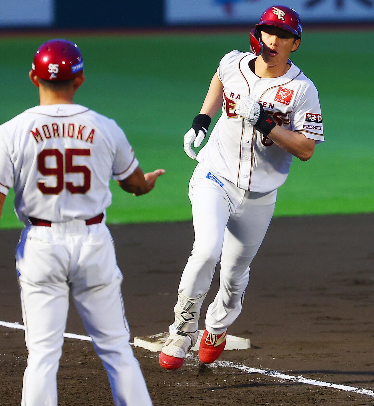 楽天対オリックス　3回裏楽天2死、本塁打を放ち三塁を回る辰己涼介（撮影・野上伸悟）