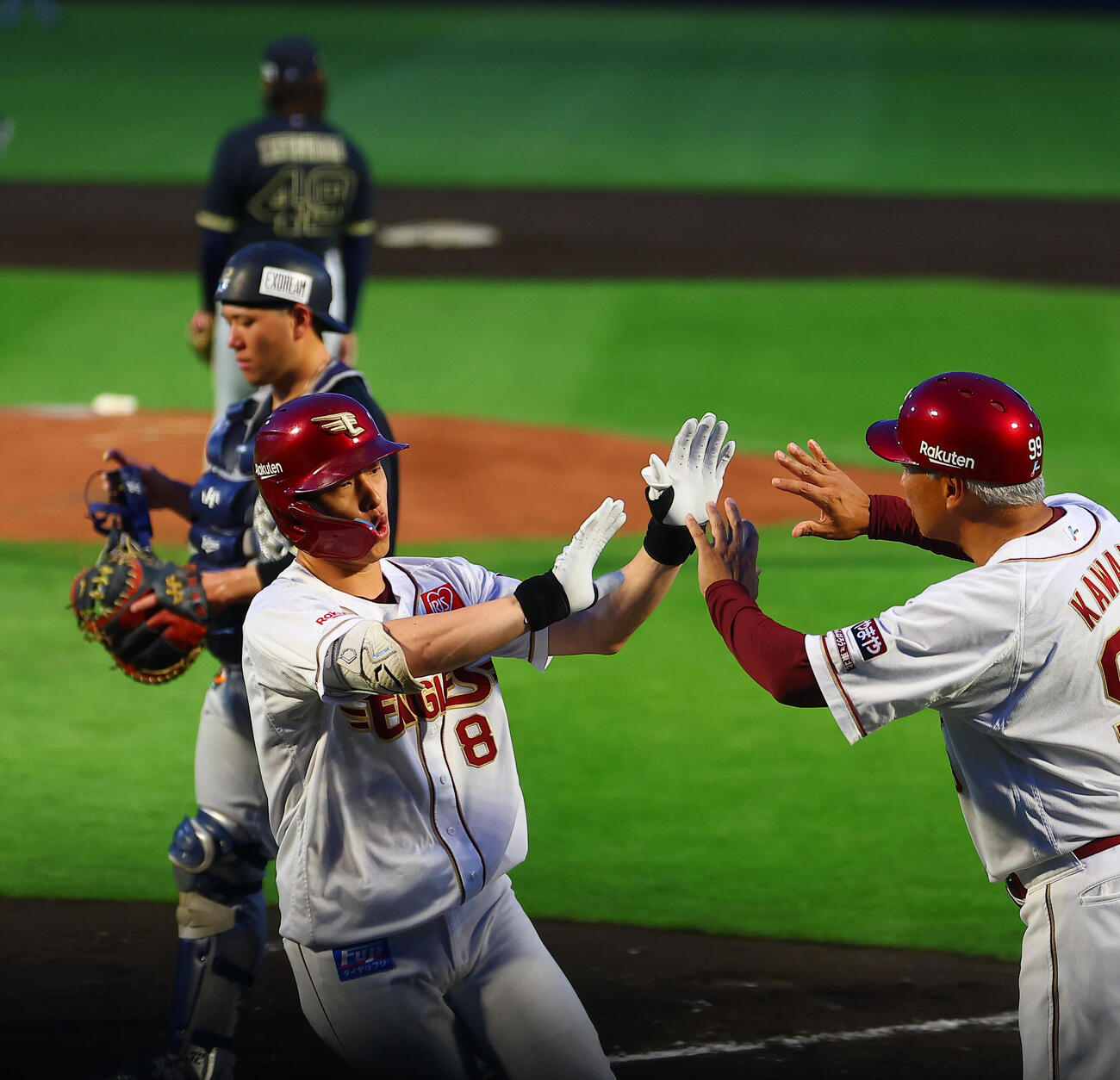 楽天対オリックス　3回裏楽天2死、本塁打を放ち川名慎一コーチに迎えられる辰己涼介（撮影・野上伸悟）