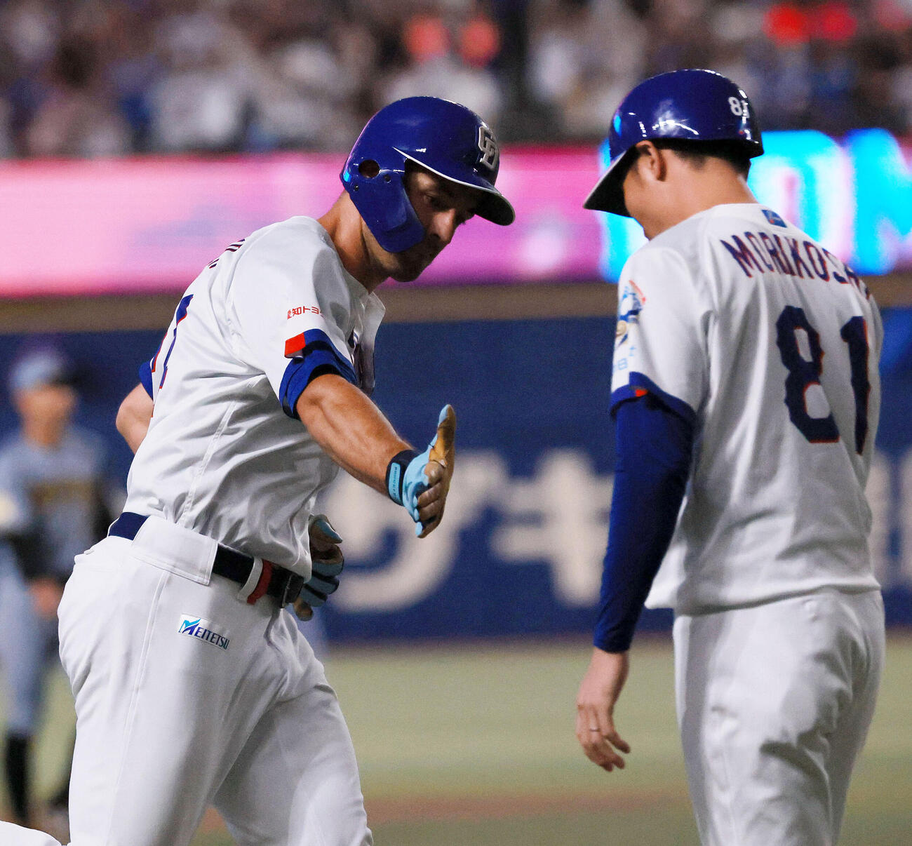 中日対阪神　4回裏中日1死二塁、ジェイソン・ボスラー（左）は2点本塁打を放ちダイヤモンドを1周する（撮影・上山淳一）