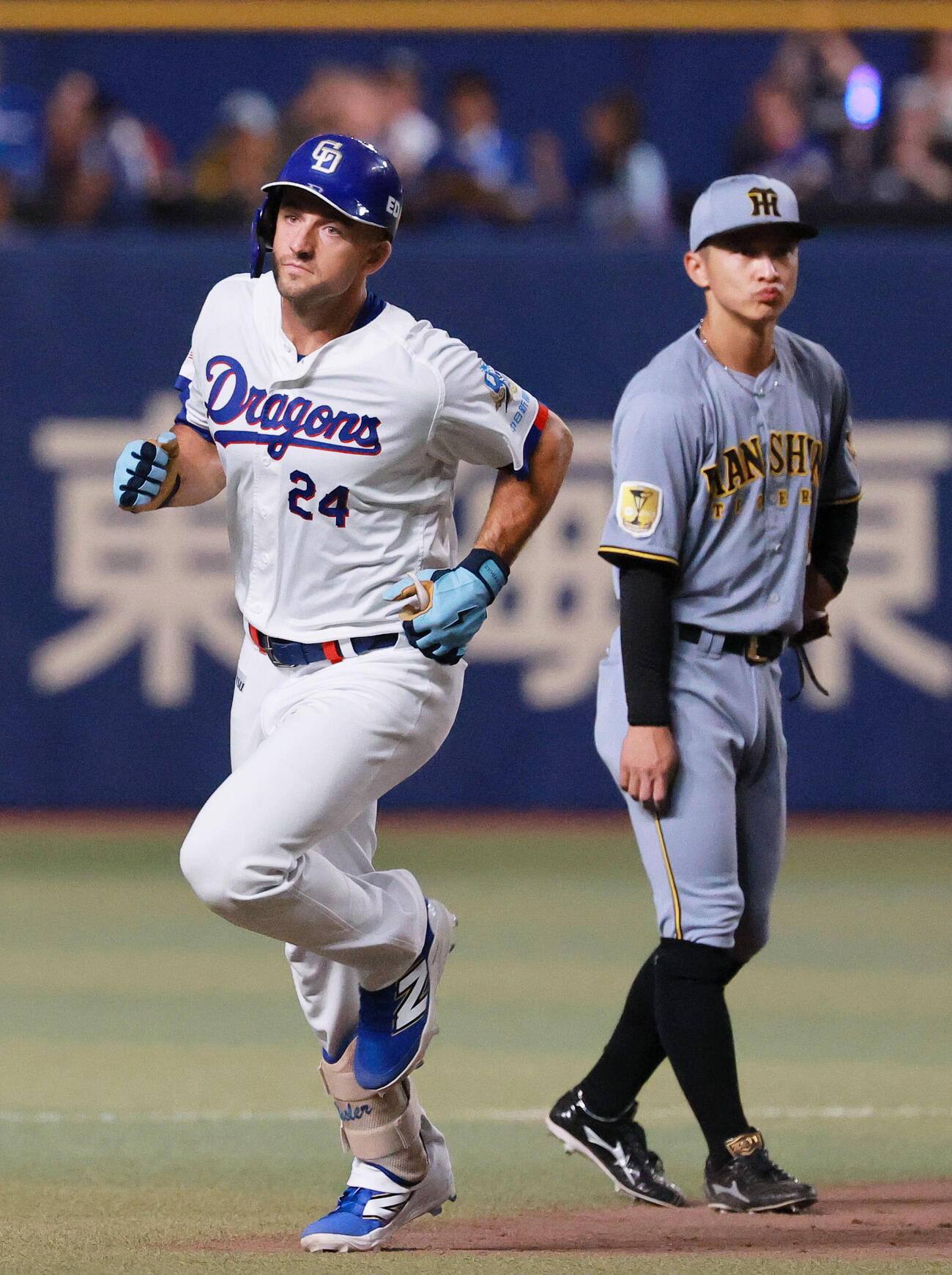 中日対阪神　4回裏中日1死二塁、ジェイソン・ボスラー（左）は2点本塁打を放ちダイヤモンドを1周する（撮影・上山淳一）