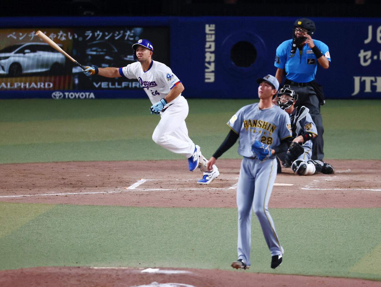 中日対阪神　4回裏中日1死二塁、ジェイソン・ボスラーは右越え2点本塁打を放つ。投手今朝丸裕喜（撮影・加藤哉）