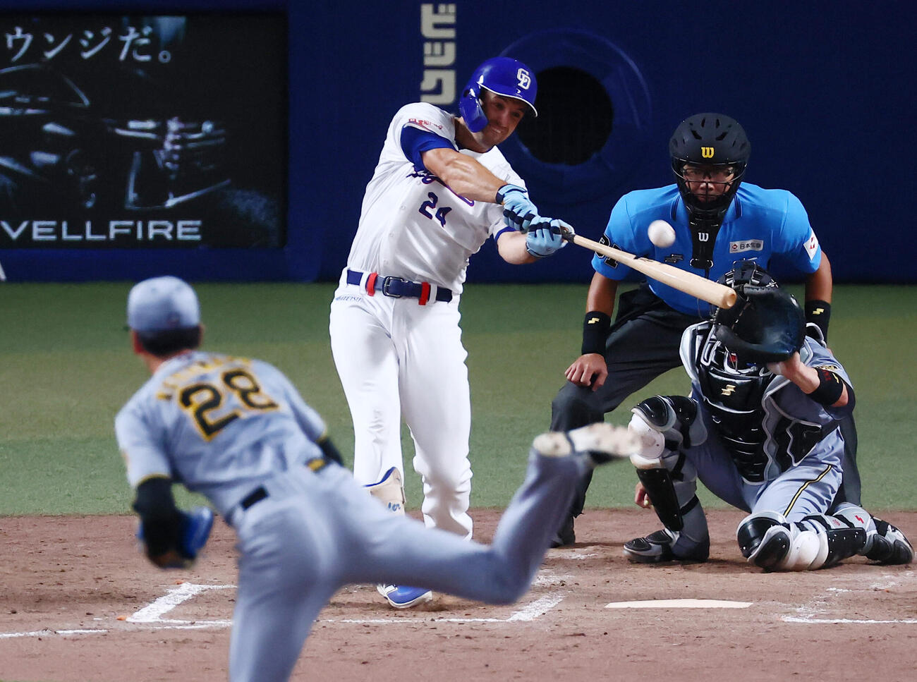 中日対阪神　4回裏中日1死二塁、ジェイソン・ボスラーは右越え2点本塁打を放つ。投手今朝丸裕喜（撮影・加藤哉）