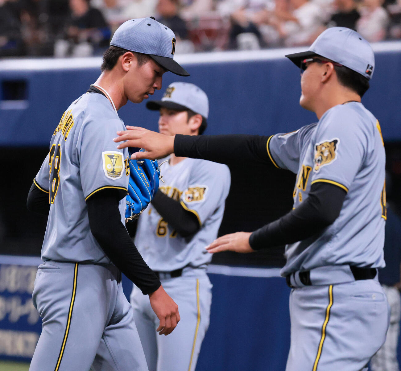 中日対阪神　4回裏を投げ終えベンチへ引きあげる阪神今朝丸裕喜（左）（撮影・上山淳一）