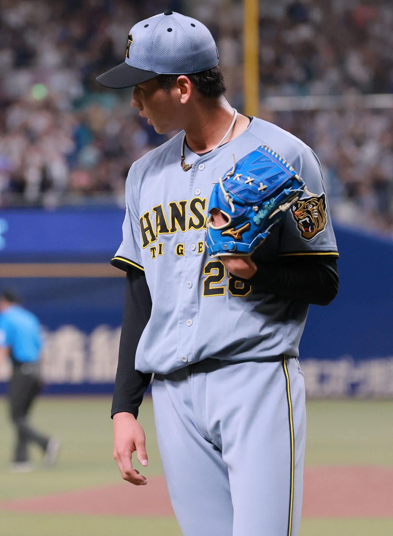 中日対阪神　4回裏中日1死二塁、今朝丸裕喜（手前）はジェイソン・ボスラーに右越え2点本塁打を浴びる（撮影・上山淳一）