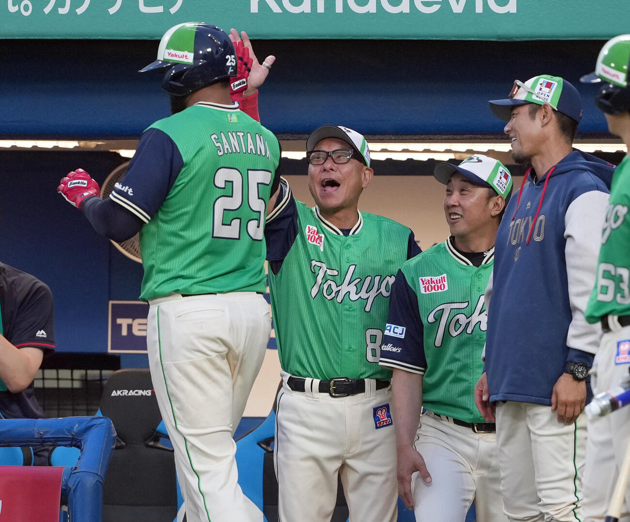 ヤクルト対巨人　3回裏ヤクルト2死、右越えに先制のソロ本塁打を放ったドミンゴ・サンタナにポーズを迎える池山隆寛監督（撮影・たえ見朱実）