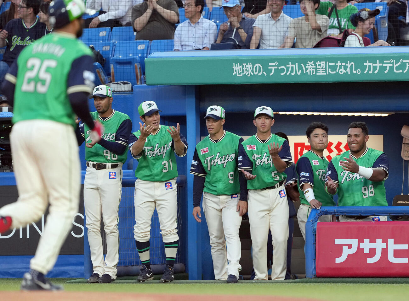 ヤクルト対巨人　3回裏ヤクルト2死、右越えに先制のソロ本塁打を放ったドミンゴ・サンタナにポーズを決めるナイン（撮影・たえ見朱実）