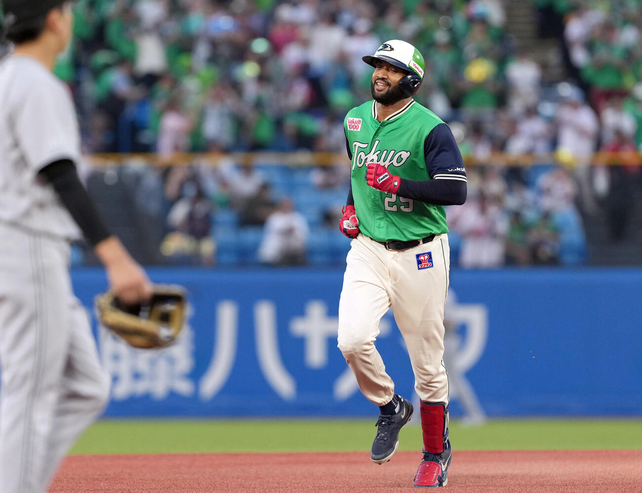 ヤクルト対巨人　3回裏ヤクルト2死、右越えに先制のソロ本塁打を放ったドミンゴ・サンタナ（撮影・たえ見朱実）