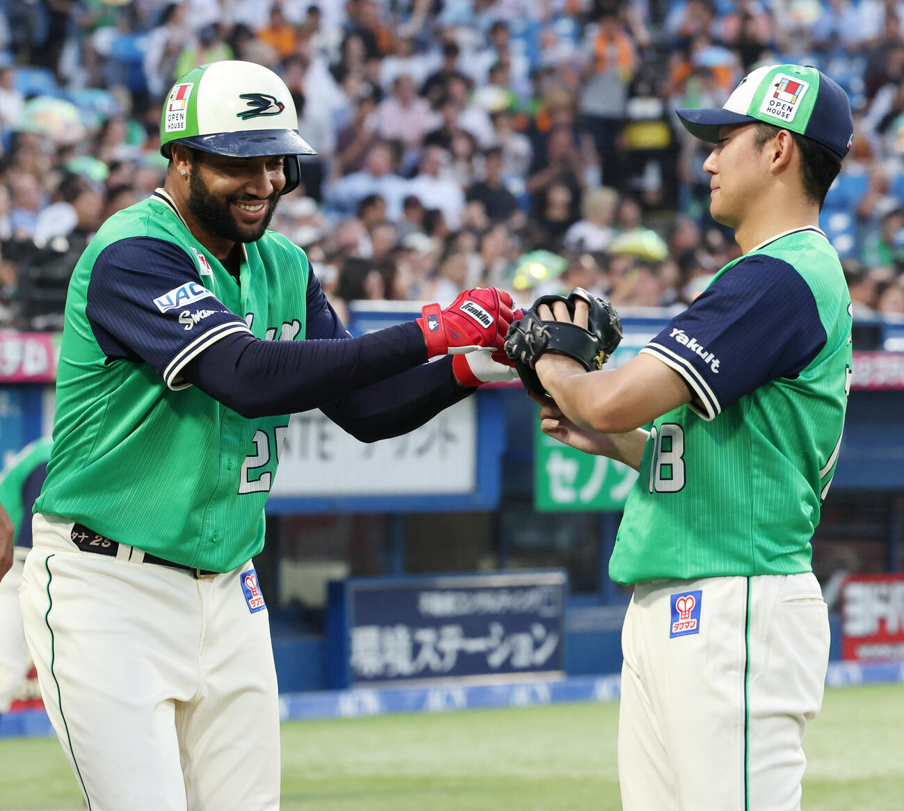 ヤクルト対巨人　3回裏ヤクルト2死、先制本塁打を放ち奥川恭伸（右）とタッチを交わすドミンゴ・サンタナ（撮影・宮地輝）