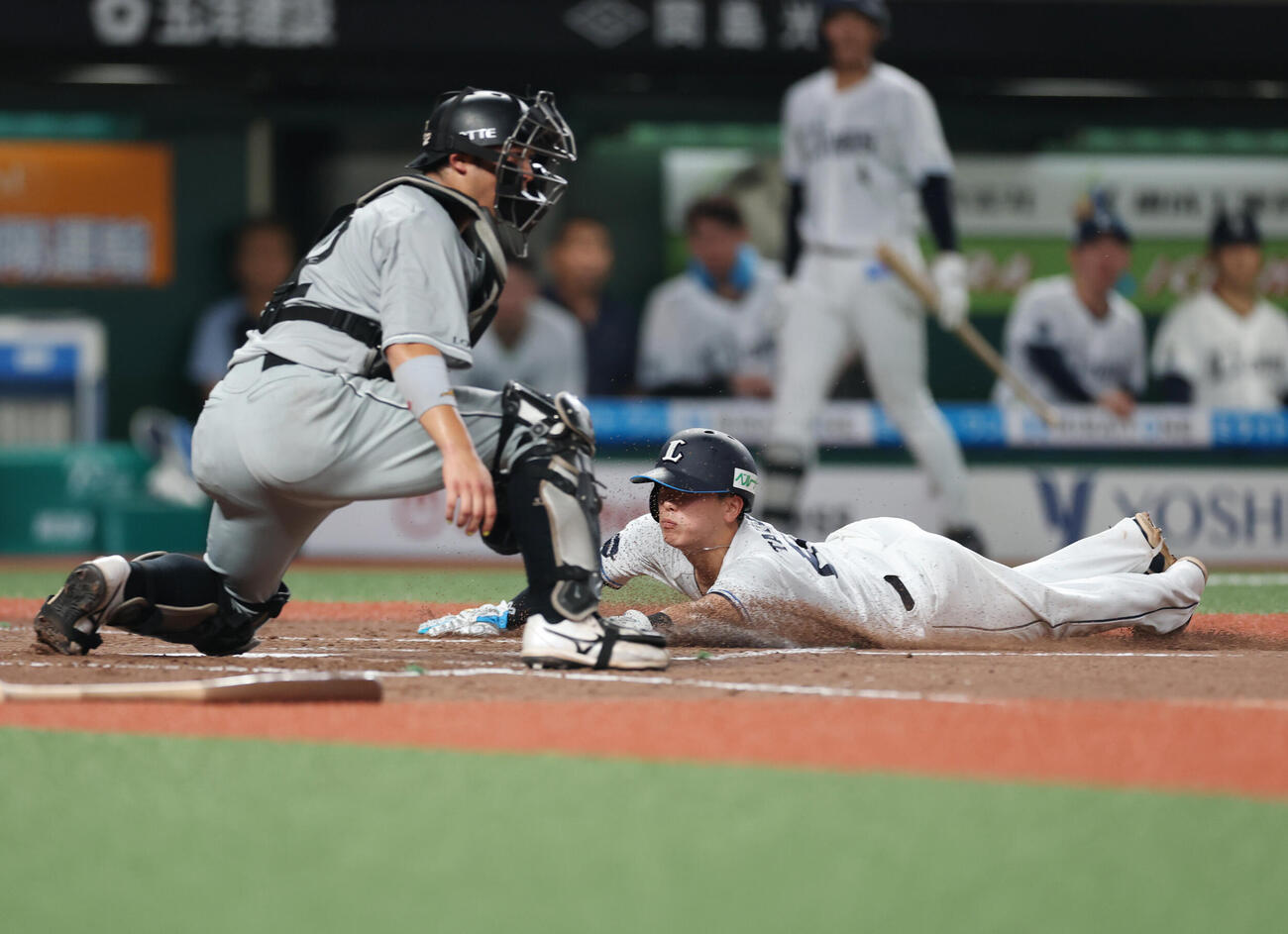 西武対ロッテ　3回裏西武1死一塁、平沢大河の適時二塁打で生還する滝沢夏央。左は佐藤都志也（撮影・増田悦実）