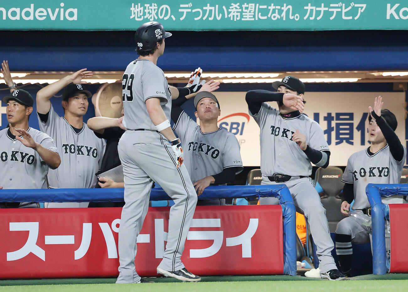 ヤクルト対巨人　4回表巨人1死二、三塁、3点本塁打を放ったボビー・ダルベック（手前）を迎えるチームメートたち（撮影・宮地輝）