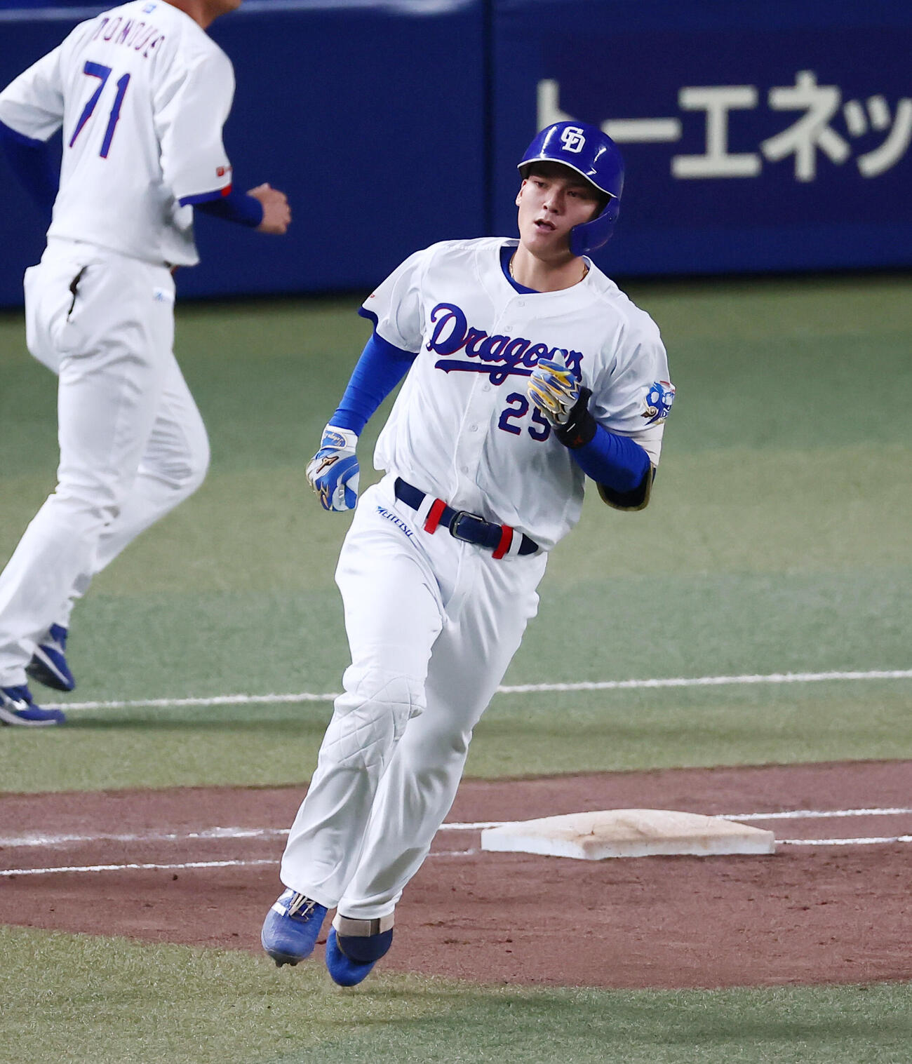 中日対阪神　6回裏中日無死、石川昂弥は右中間越えソロ本塁打を放ちダイヤモンドを1周する（撮影・加藤哉）