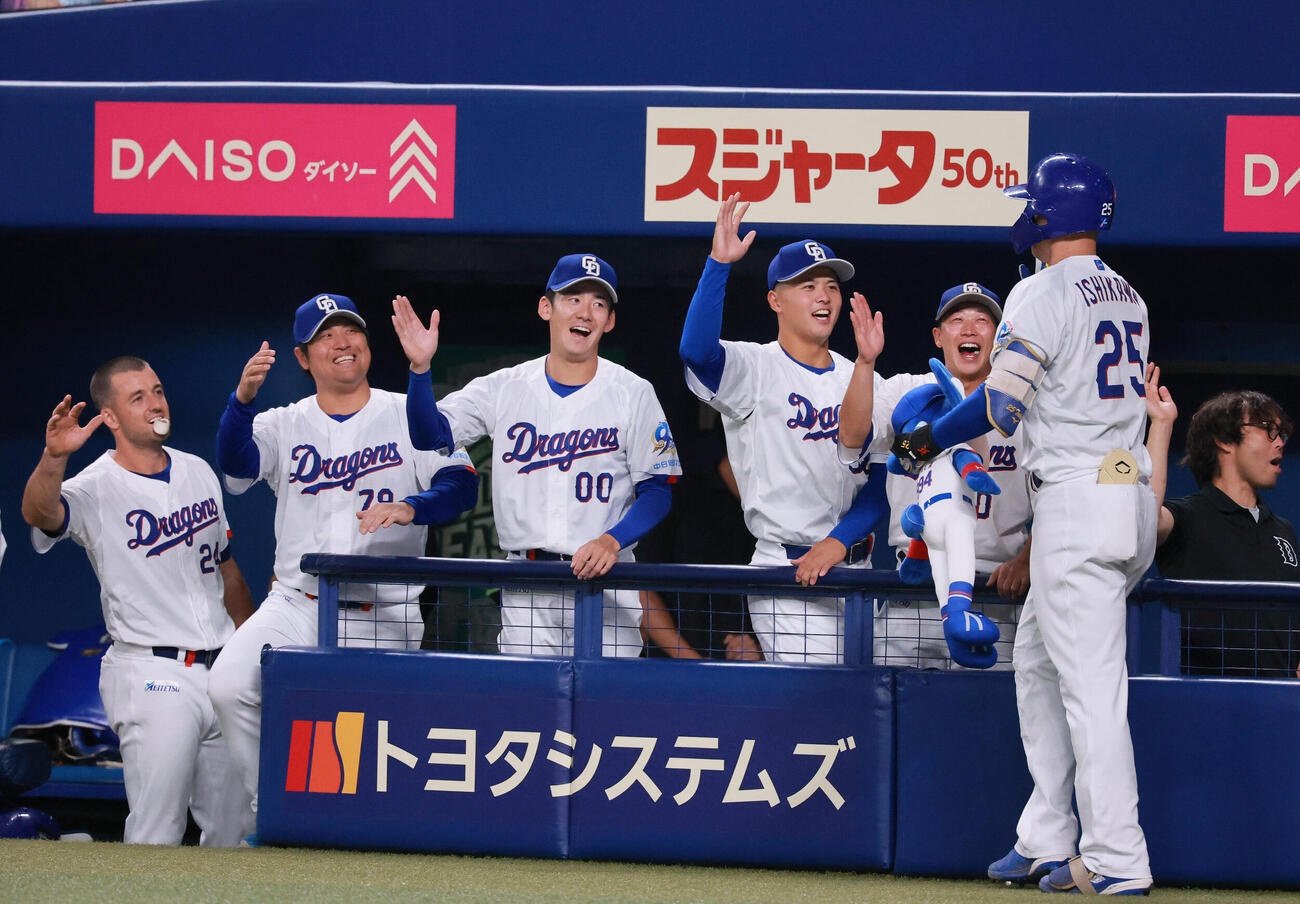 中日対阪神　6回裏中日無死、石川昂弥（手前）はソロ本塁打を放ち祝福を受ける（撮影・上山淳一）