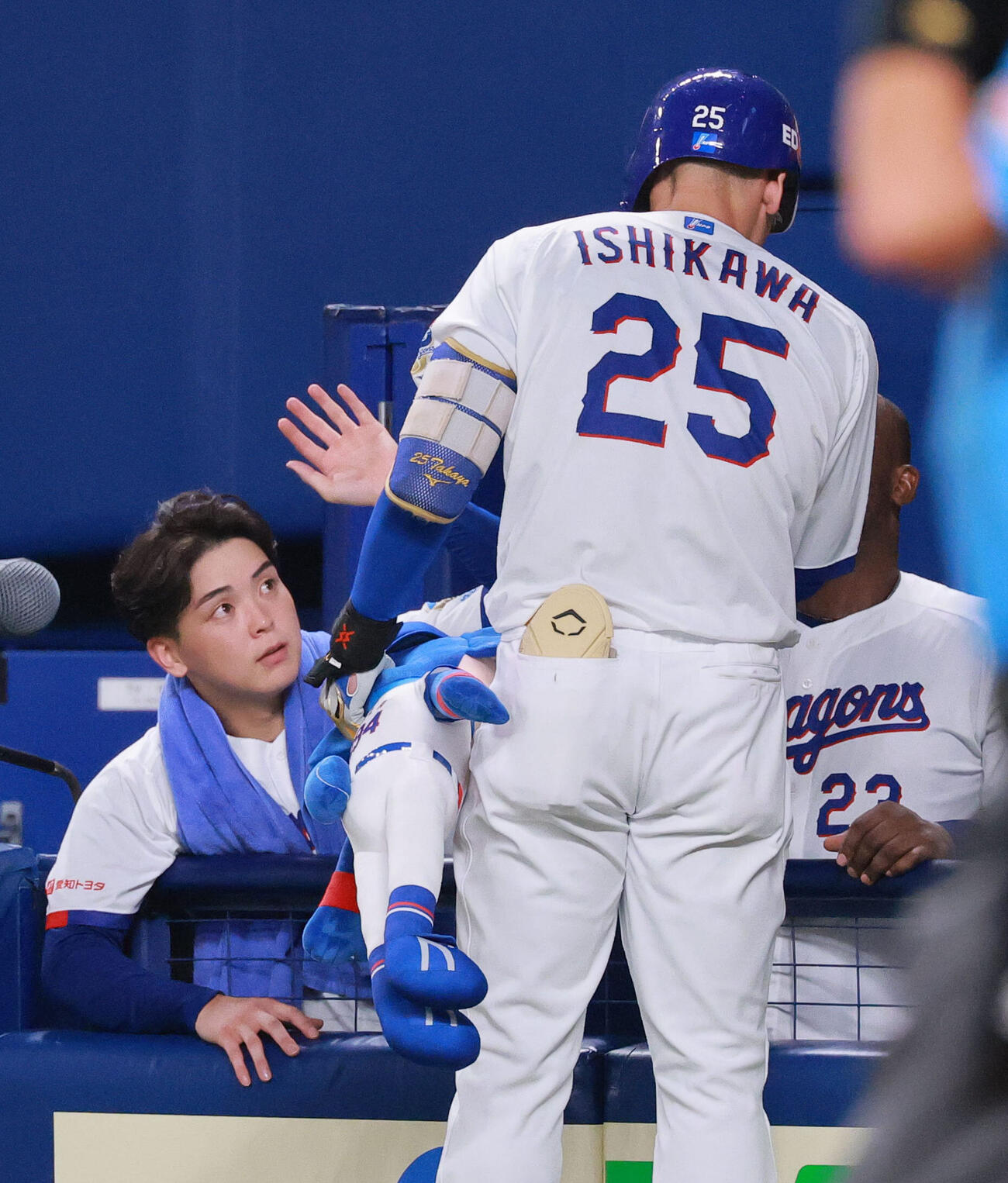 中日対阪神　6回裏中日無死、ソロ本塁打を放った石川昂弥（手前）を出迎える中西聖輝（撮影・上山淳一）