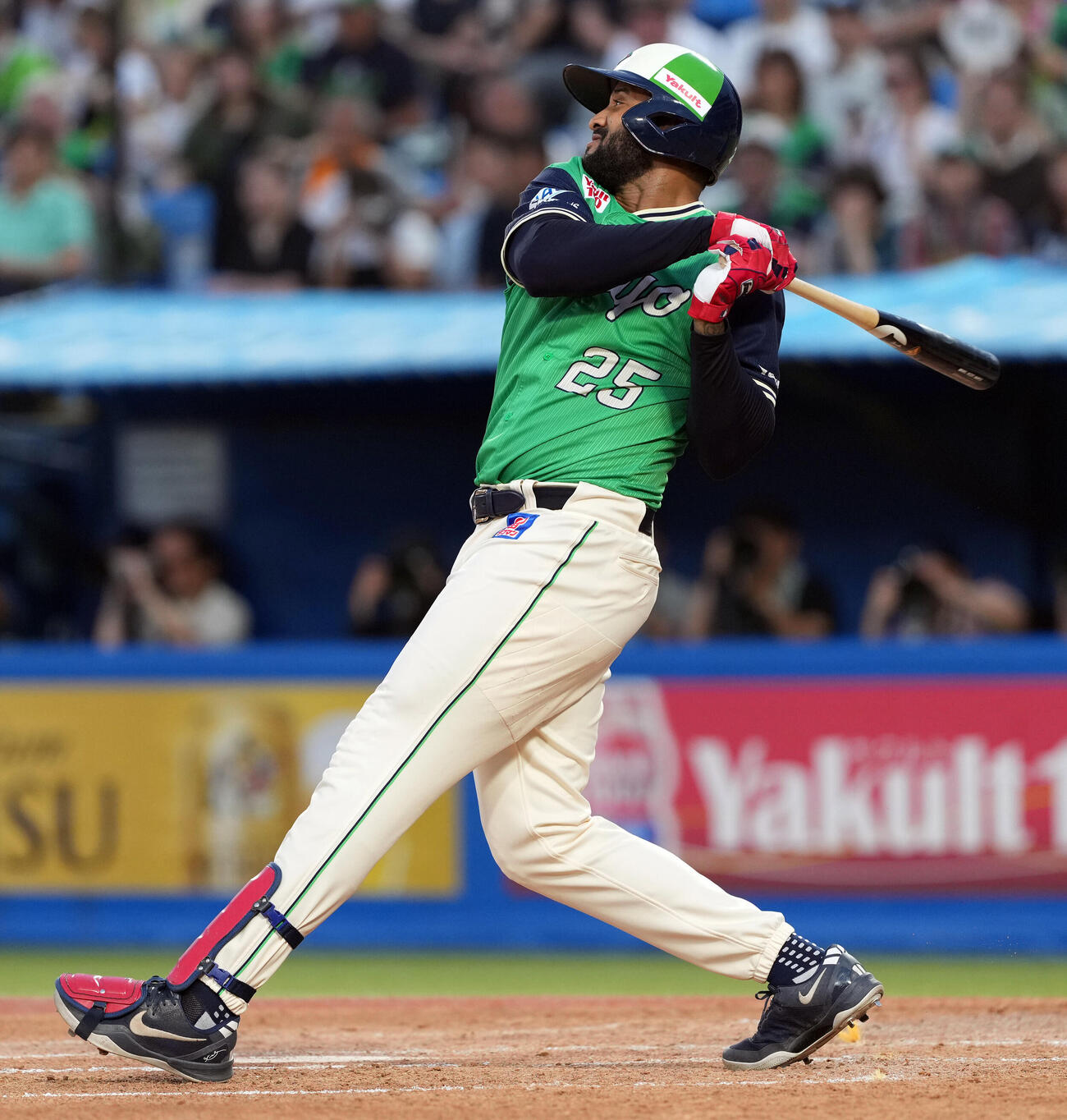 ヤクルト対巨人　3回裏ヤクルト2死、右越えに先制のソロ本塁打を放つドミンゴ・サンタナ（撮影・たえ見朱実）