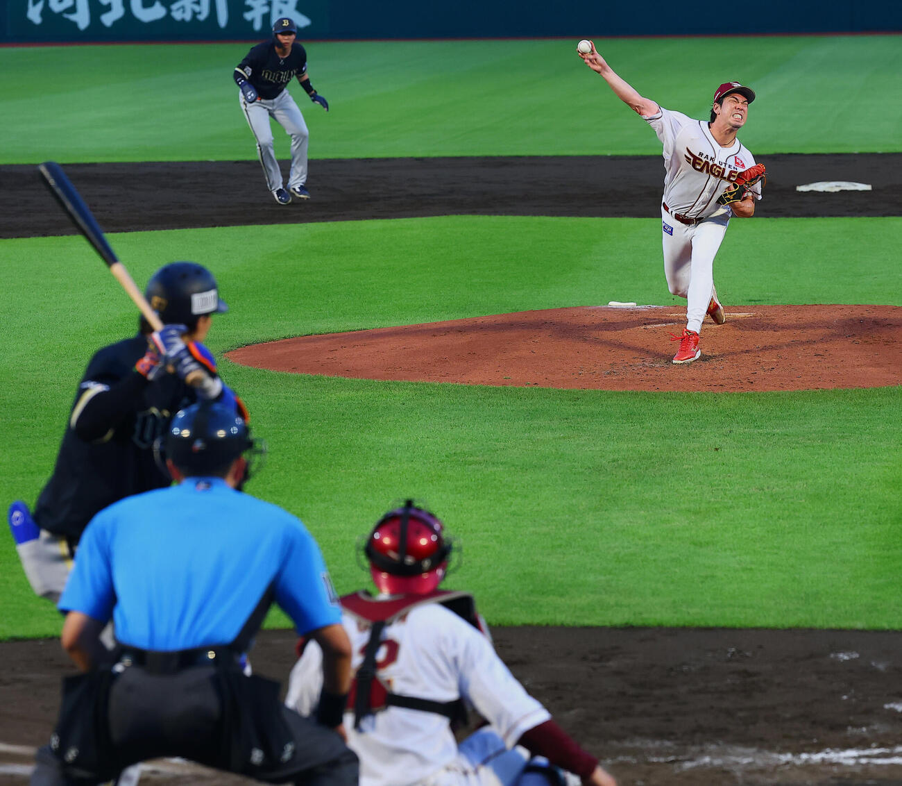 楽天対オリックス　3回表オリックス無死一、二塁、PL学園高の後輩、中川圭太に投げ込む前田健太（撮影・野上伸悟）