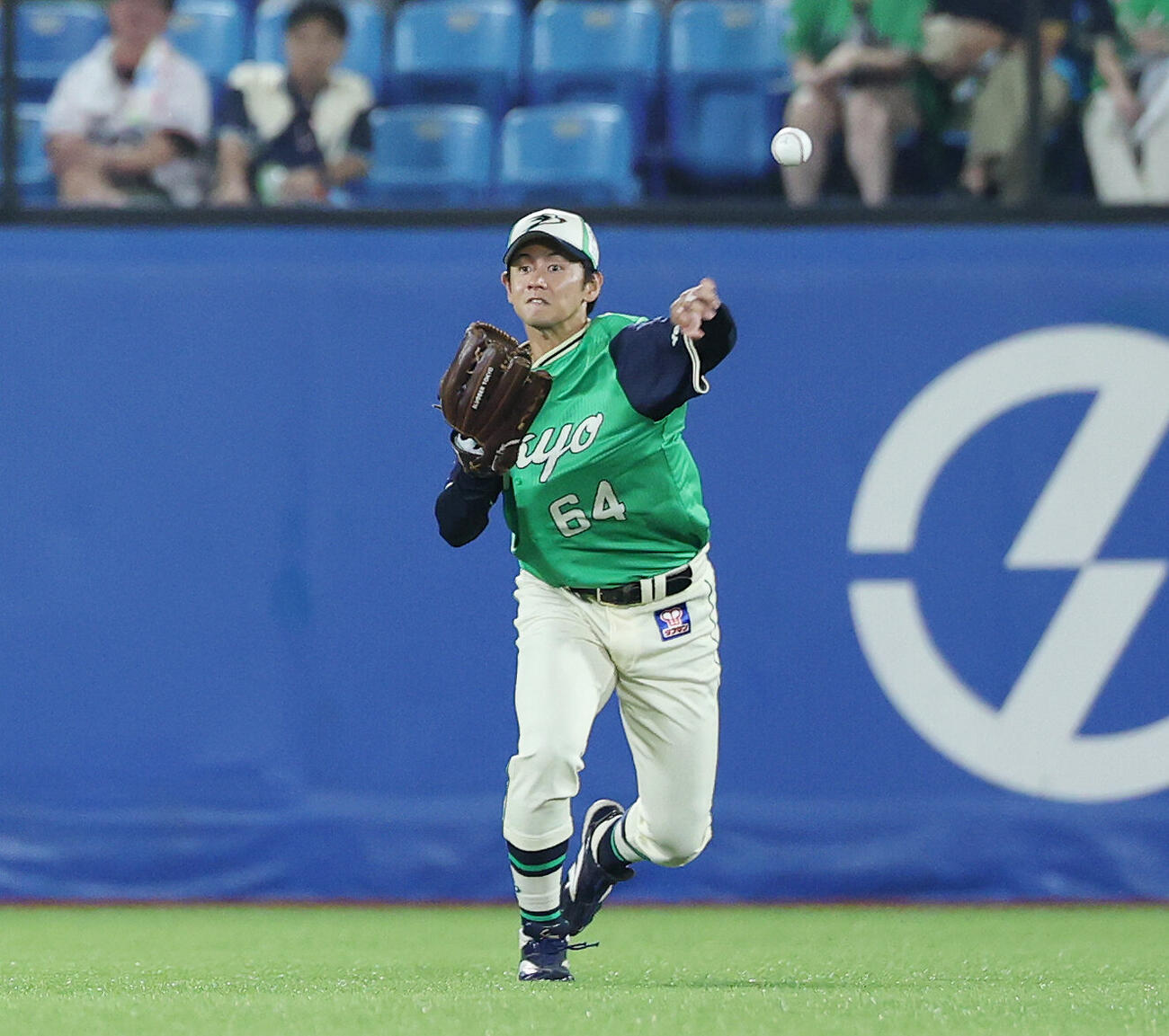 ヤクルト対巨人　8回表巨人無死一、二塁、笹原操希の打球を捕球し二塁走者佐々木俊輔を刺す岩田幸宏（撮影・宮地輝）
