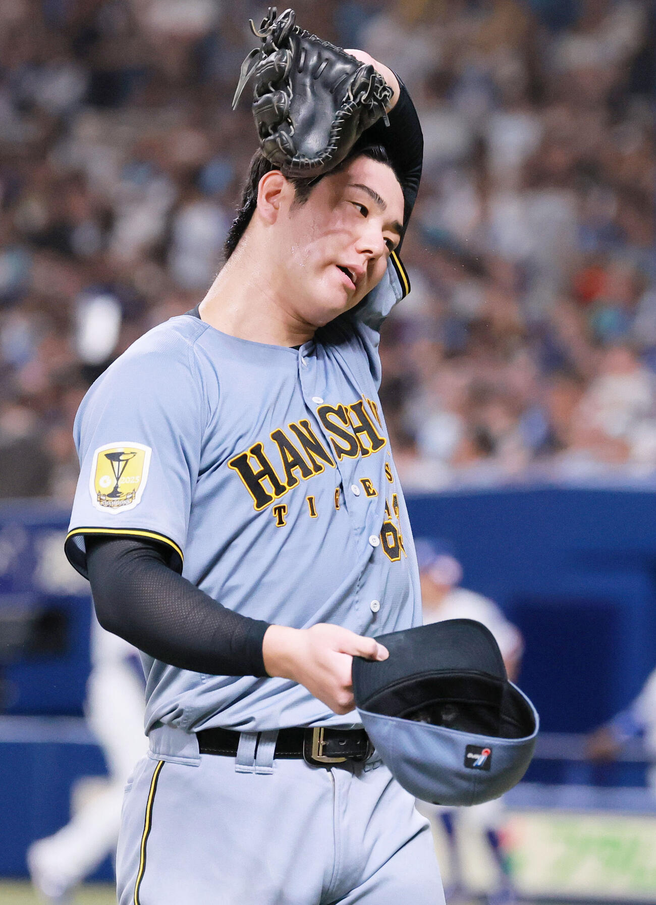 中日対阪神　7回裏を投げ終え、ベンチへ引きあげる阪神石黒佑弥（撮影・上山淳一）