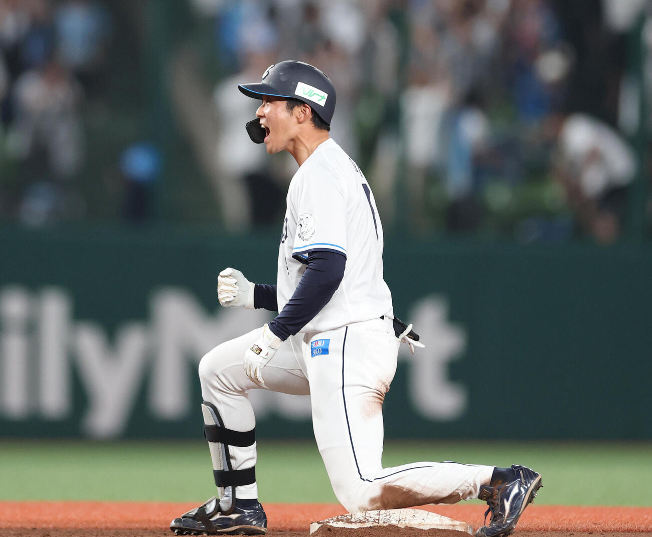 西武対ロッテ　7回裏西武2死二、三塁、適時二塁打を放ちガッツポーズをする石井一成（撮影・増田悦実）