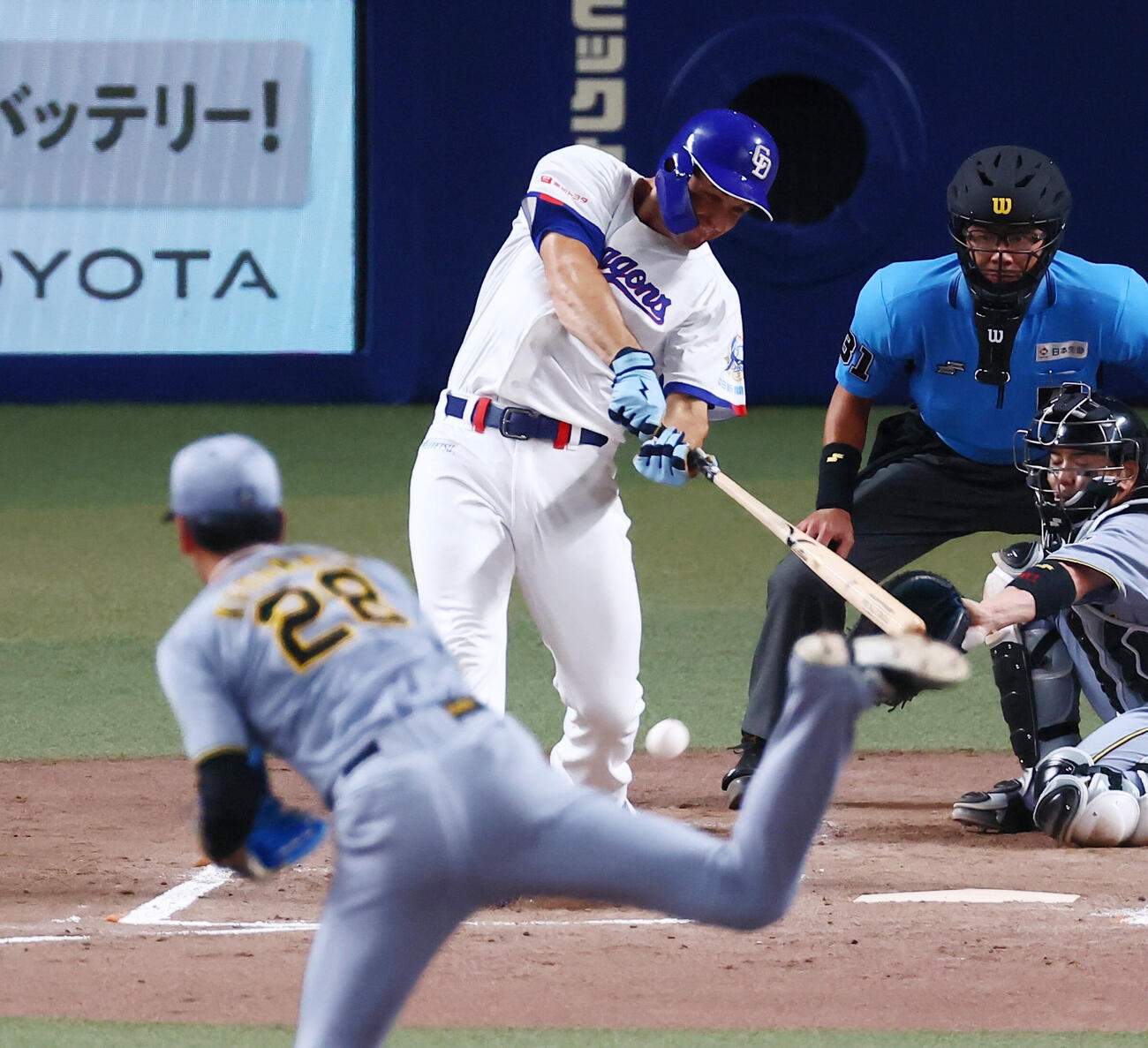 中日対阪神　2回裏中日1死一、三塁、ジェイソン・ボスラーは二ゴロを打ち得点を挙げる（撮影・加藤哉）