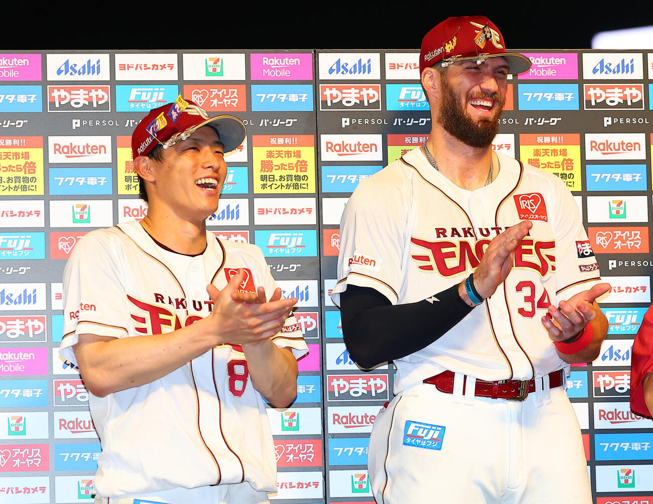 楽天対オリックス　決勝打の楽天カーソン・マッカスカー（左）と4安打の辰己涼介は、笑顔で勝利を喜ぶ（撮影・野上伸悟）