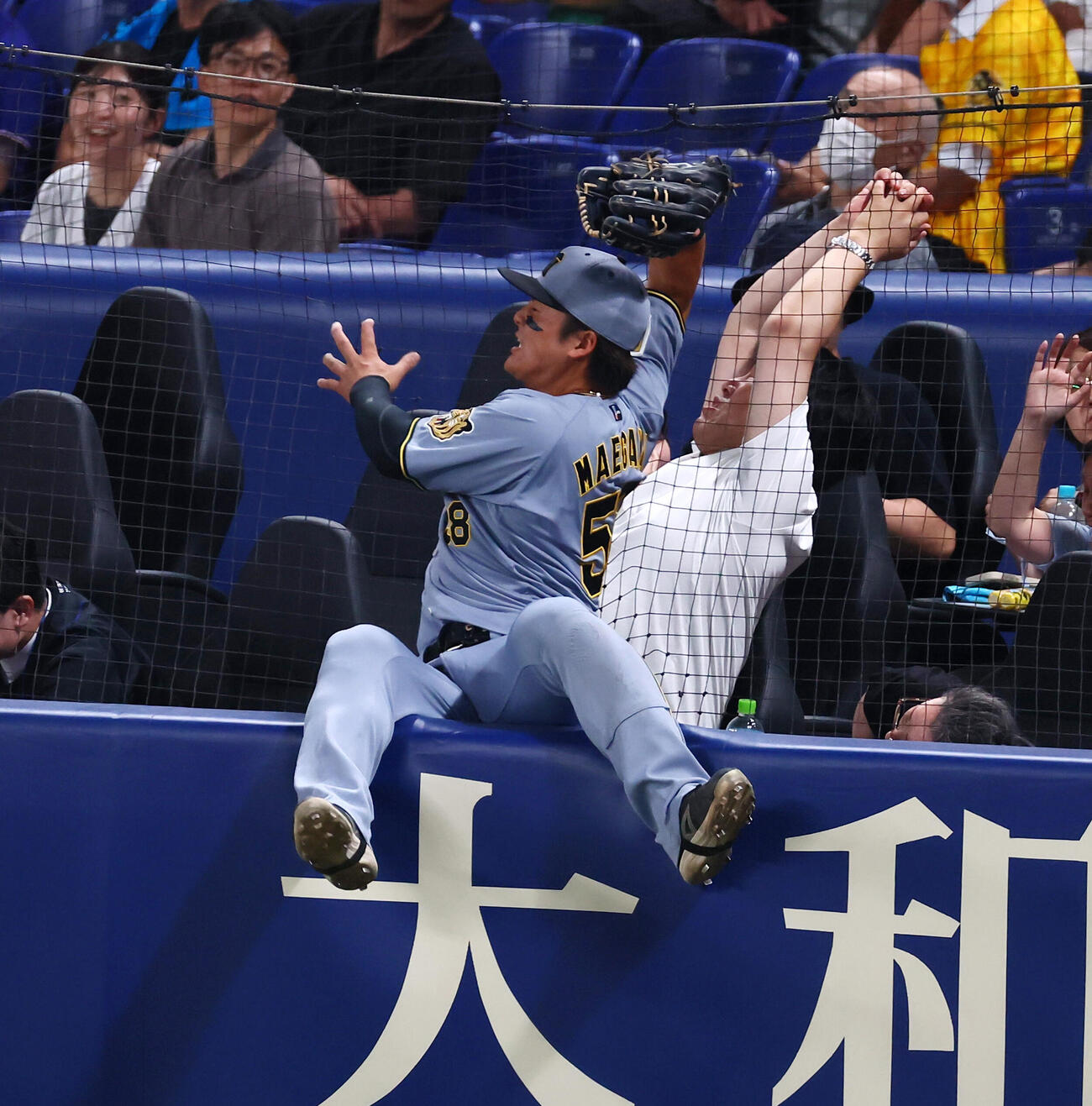 中日対阪神　8回裏中日1死、前川右京は尾田剛樹の邪飛を追ってスタンドのネットに身体がはまってしまう（撮影・加藤哉）