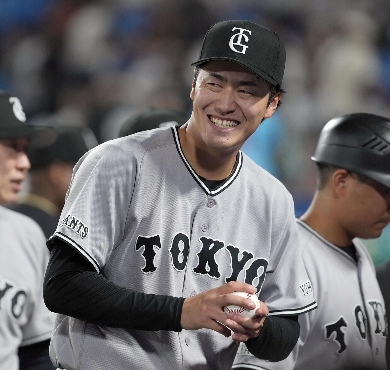 ヤクルト対巨人　今季2勝目を挙げ笑顔でウイニングボールを手にする巨人西舘勇陽（撮影・たえ見朱実）