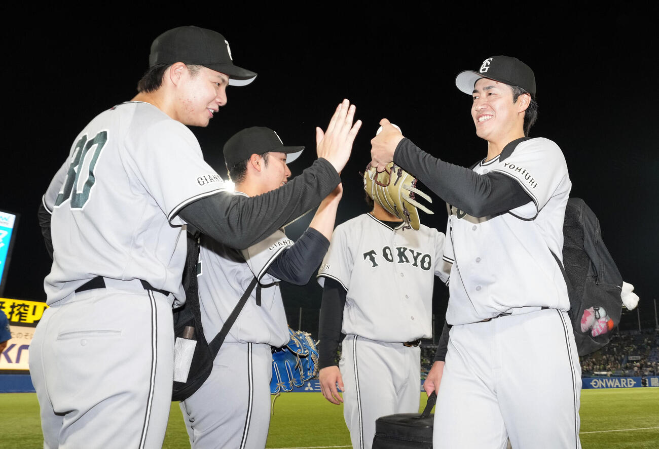 ヤクルト対巨人　今季2勝目を挙げ投手陣と出迎えを受ける巨人西舘勇陽（右）（撮影・たえ見朱実）