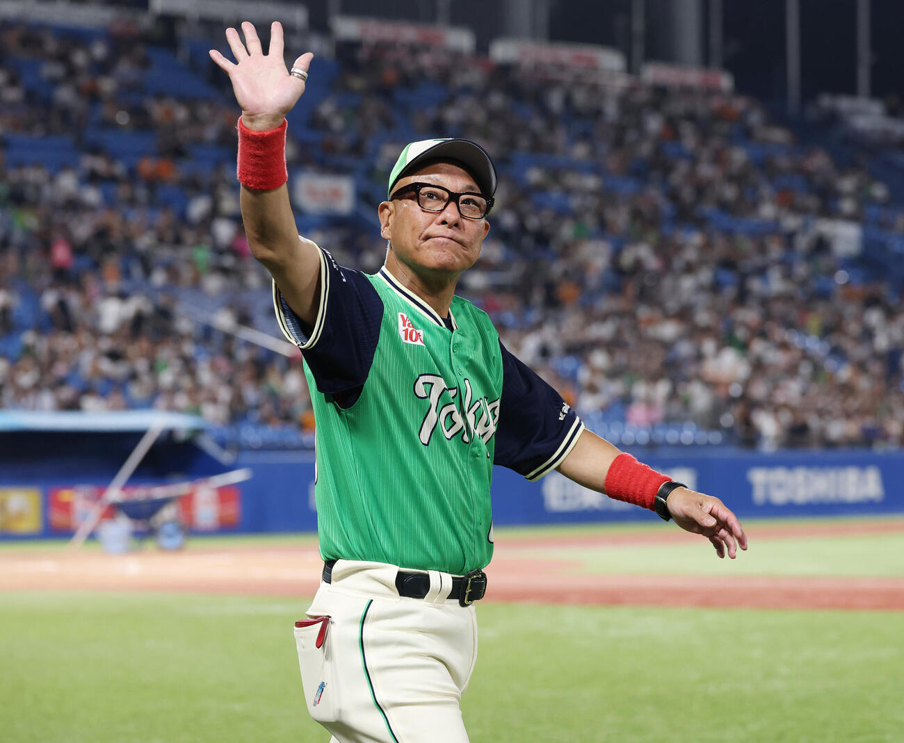 ヤクルト対巨人　巨人に敗れファンに手を振り引き揚げるヤクルト池山隆寛監督（撮影・宮地輝）