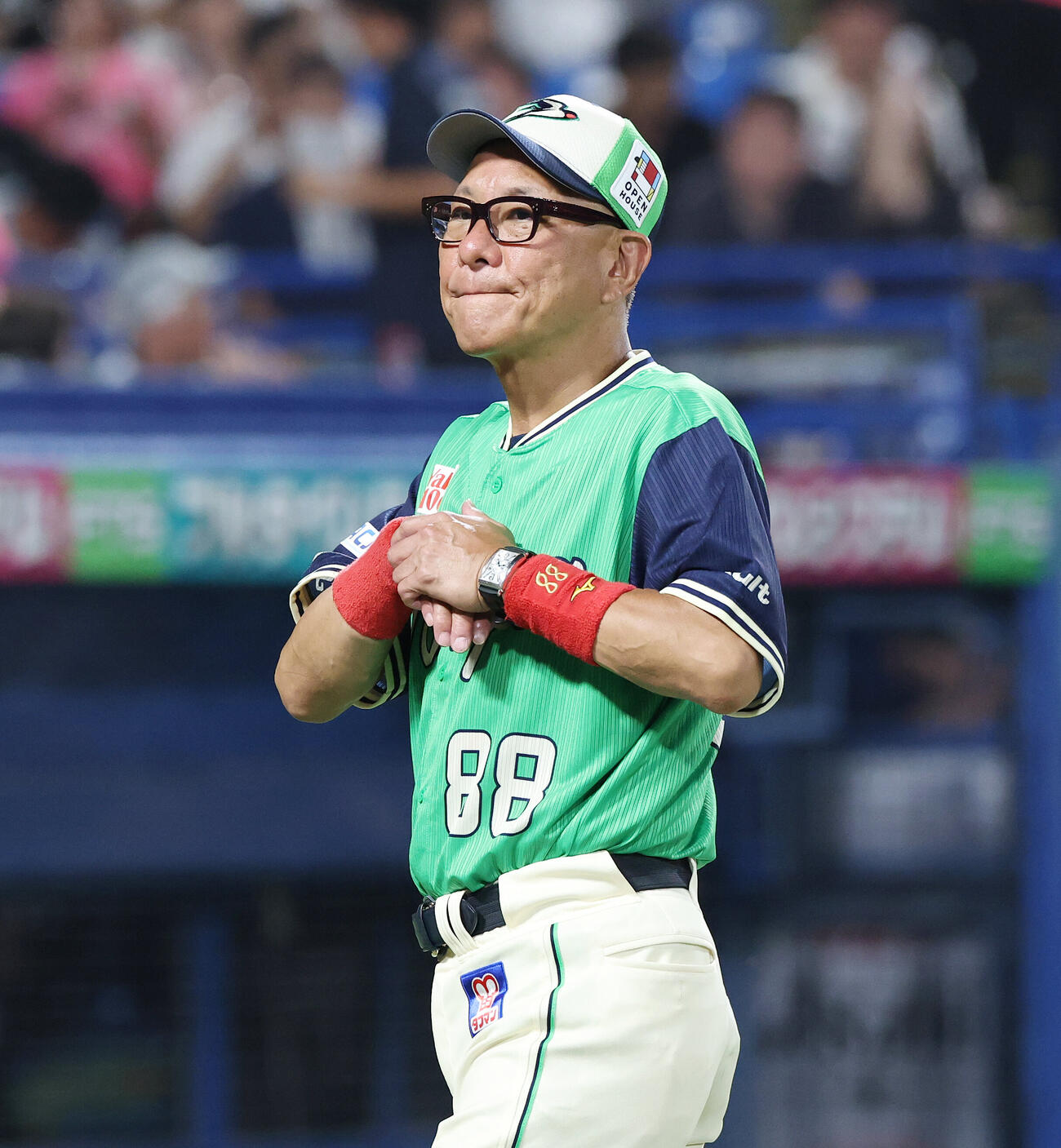 ヤクルト対巨人　8回表、選手交代を告げベンチに下がるヤクルト池山隆寛監督（撮影・宮地輝）