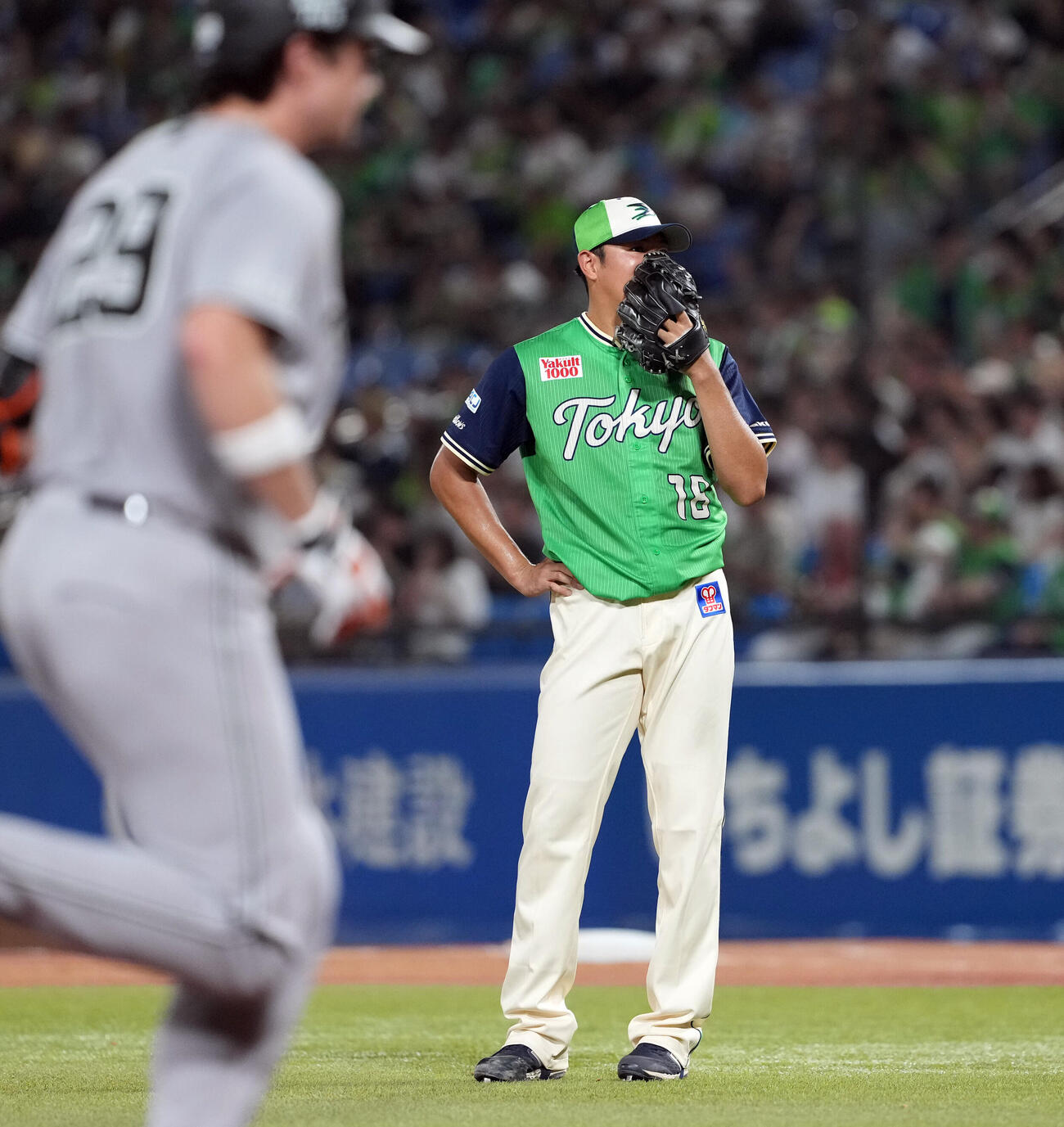 ヤクルト対巨人　6回表巨人1死一塁、ボビー・ダルベックに2点本塁打を浴びる奥川恭伸（撮影・たえ見朱実）