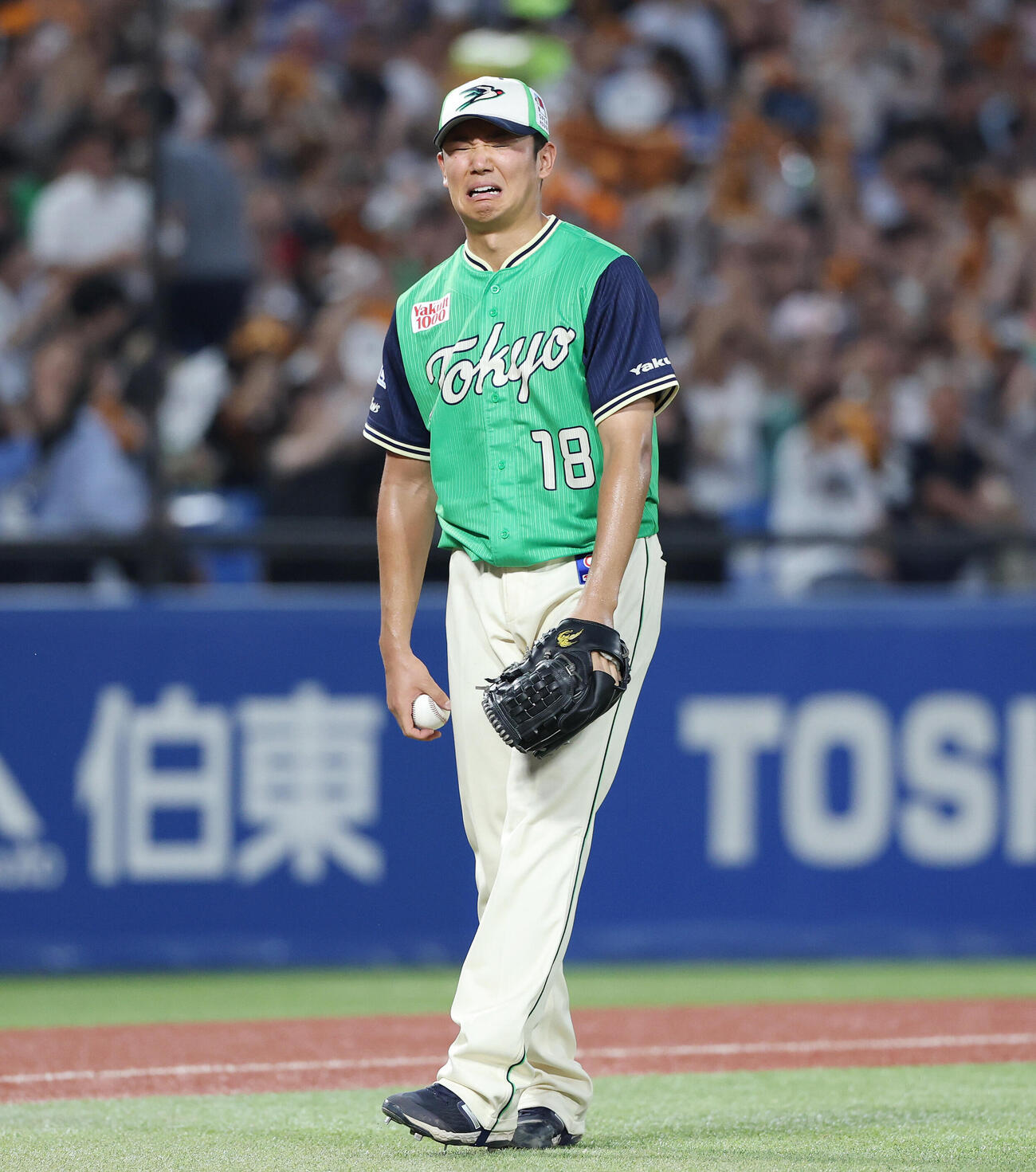 ヤクルト対巨人　4回表巨人1死二、三塁、ボビー・ダルベックに3点本塁打を浴び悔しがる奥川恭伸（撮影・宮地輝）