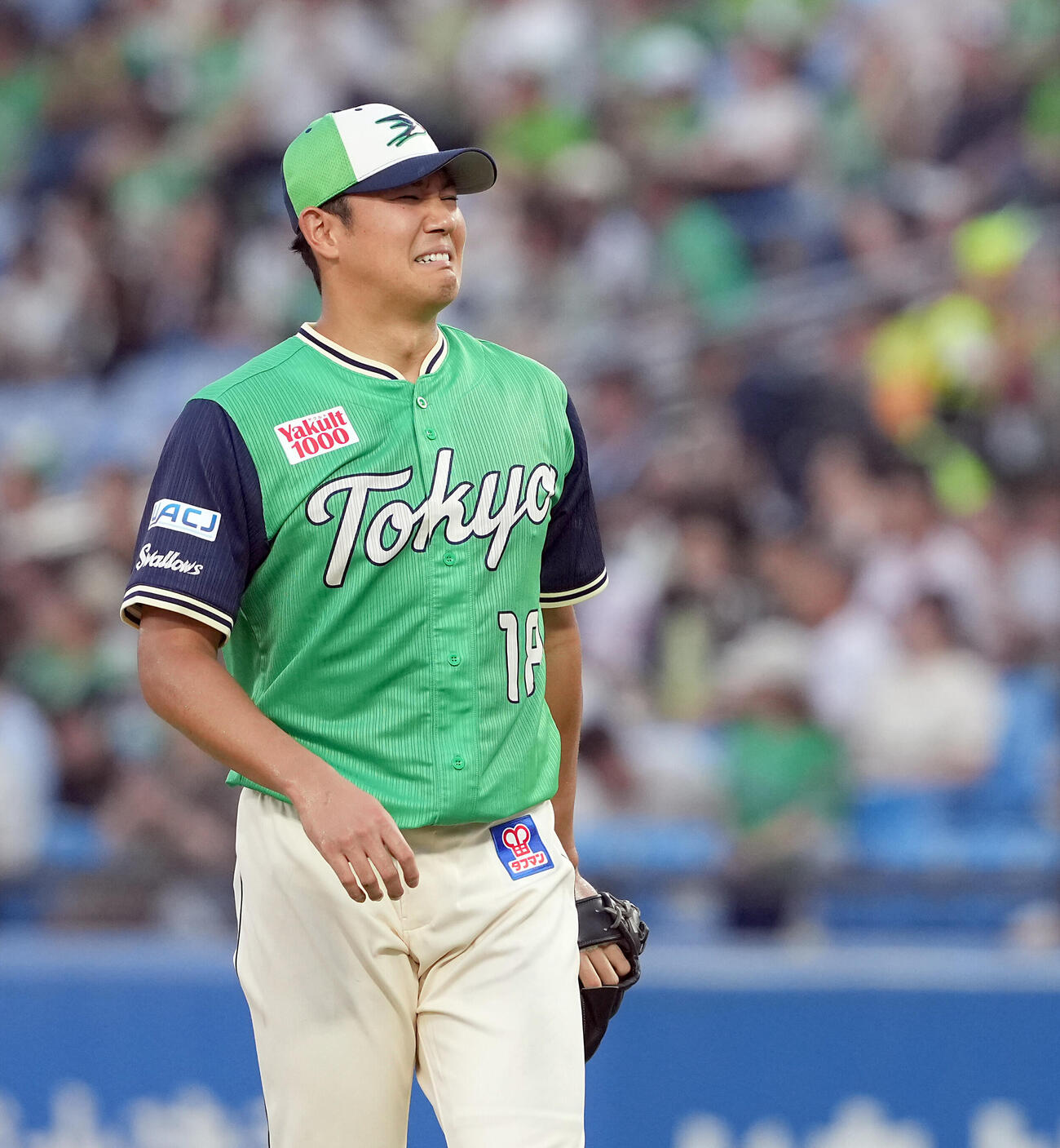 ヤクルト対巨人　3回表、苦笑いを浮かべるヤクルトの先発奥川恭伸（撮影・たえ見朱実）