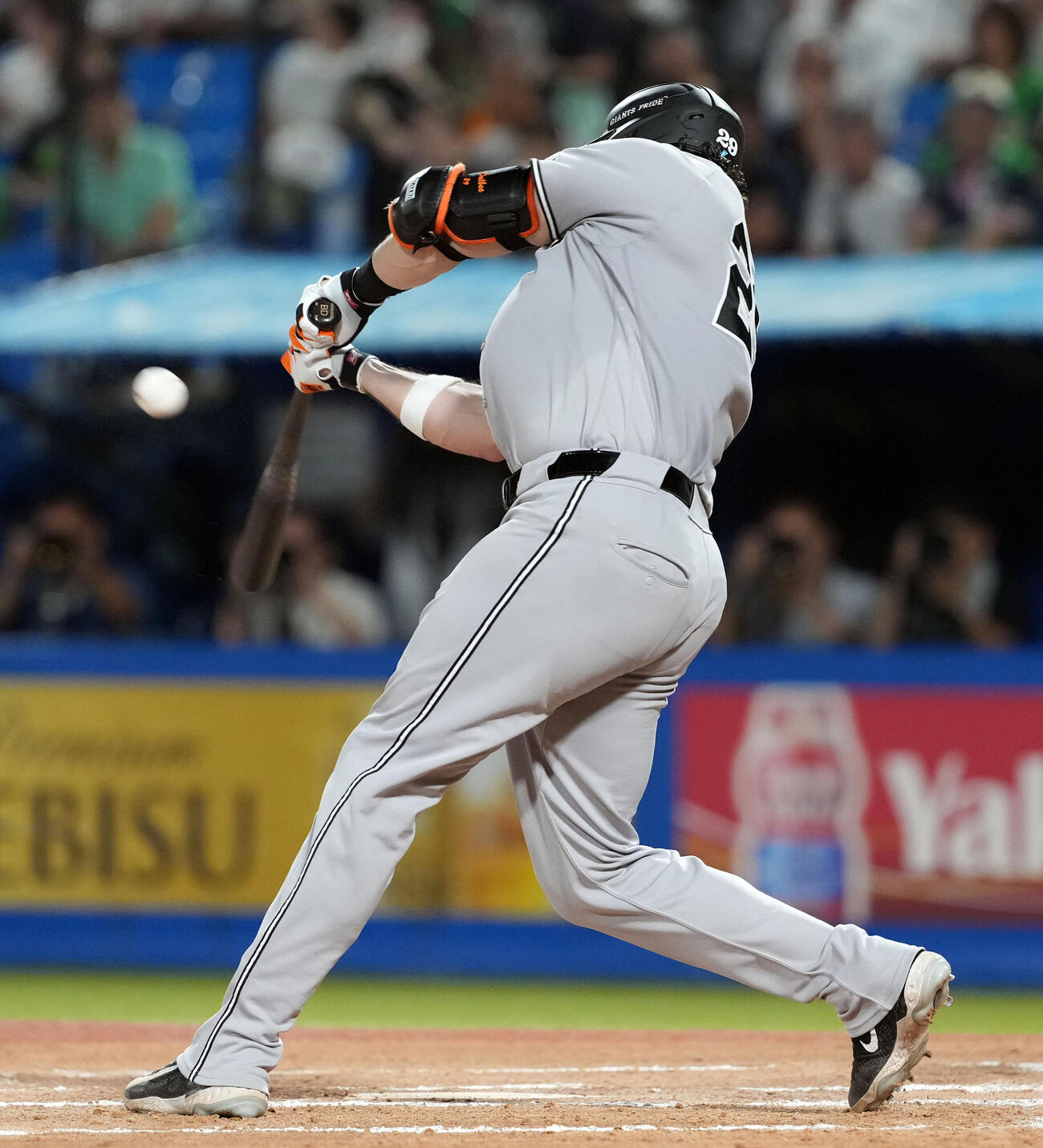 ヤクルト対巨人　6回表巨人1死一塁、右越えに2点本塁打を放つボビー・ダルベック（撮影・たえ見朱実）