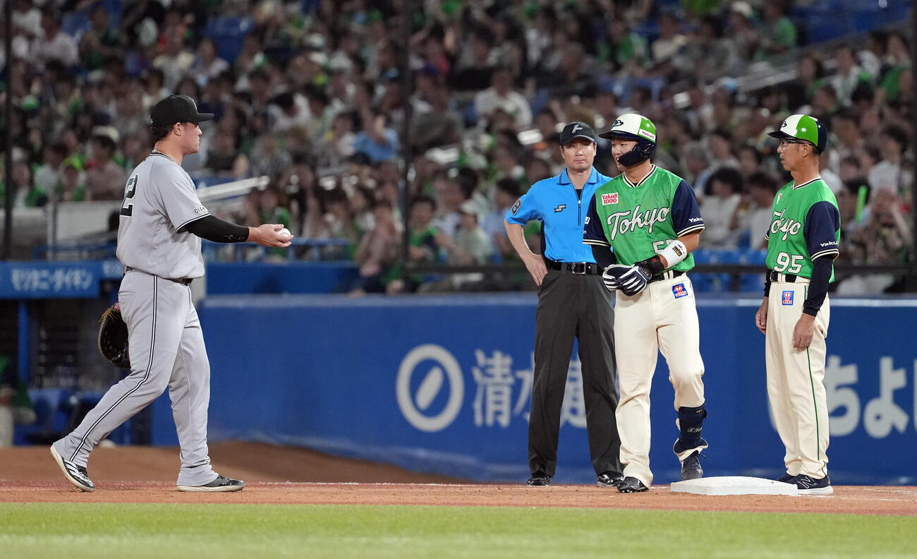 ヤクルト対巨人　8回裏ヤクルト2死、プロ初安打を決めた矢野泰二郎は、一塁手リチャードからボールを贈られる（撮影・たえ見朱実）