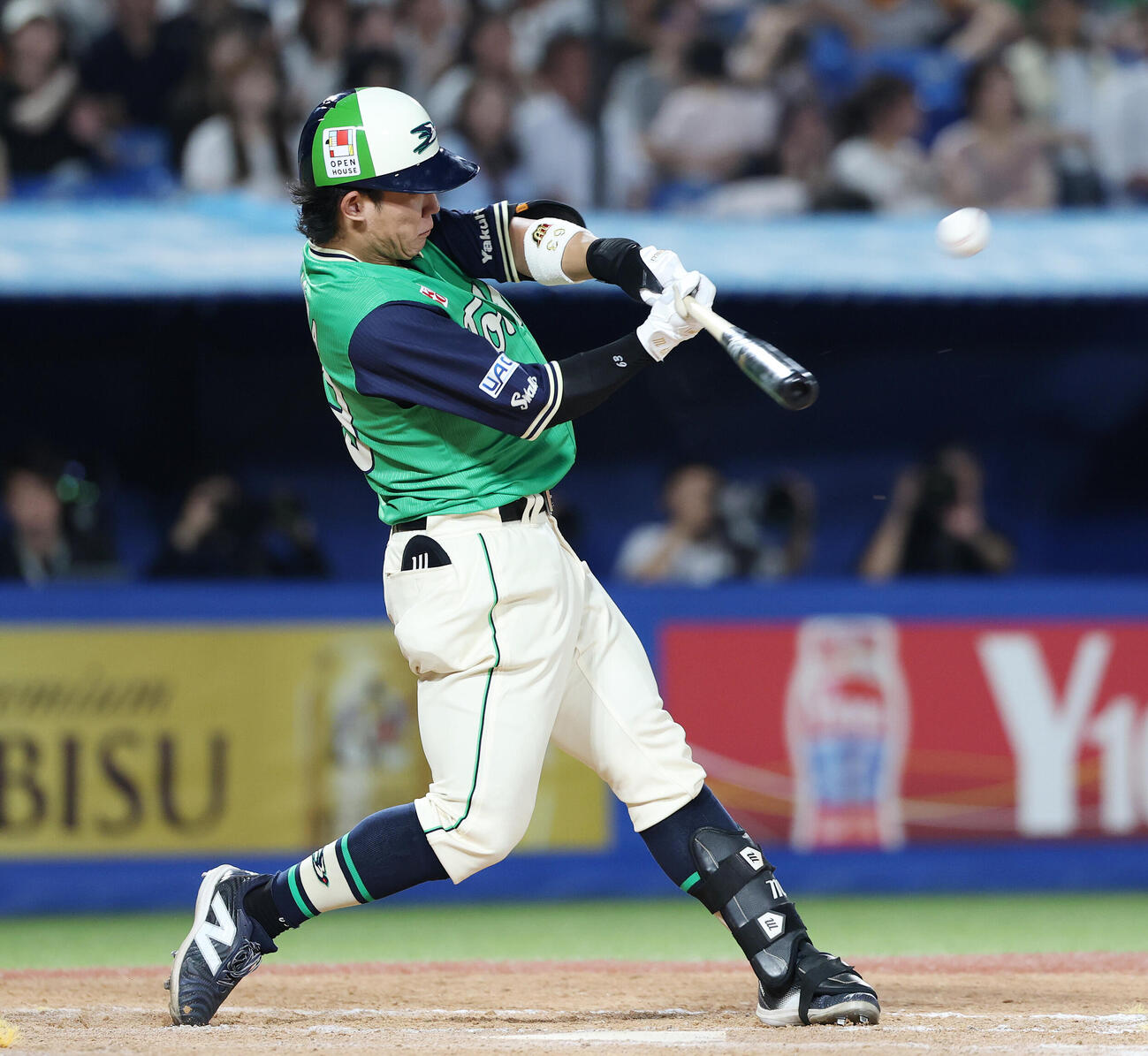 ヤクルト対巨人　9回裏ヤクルト無死、本塁打を放つ増田珠（撮影・宮地輝）