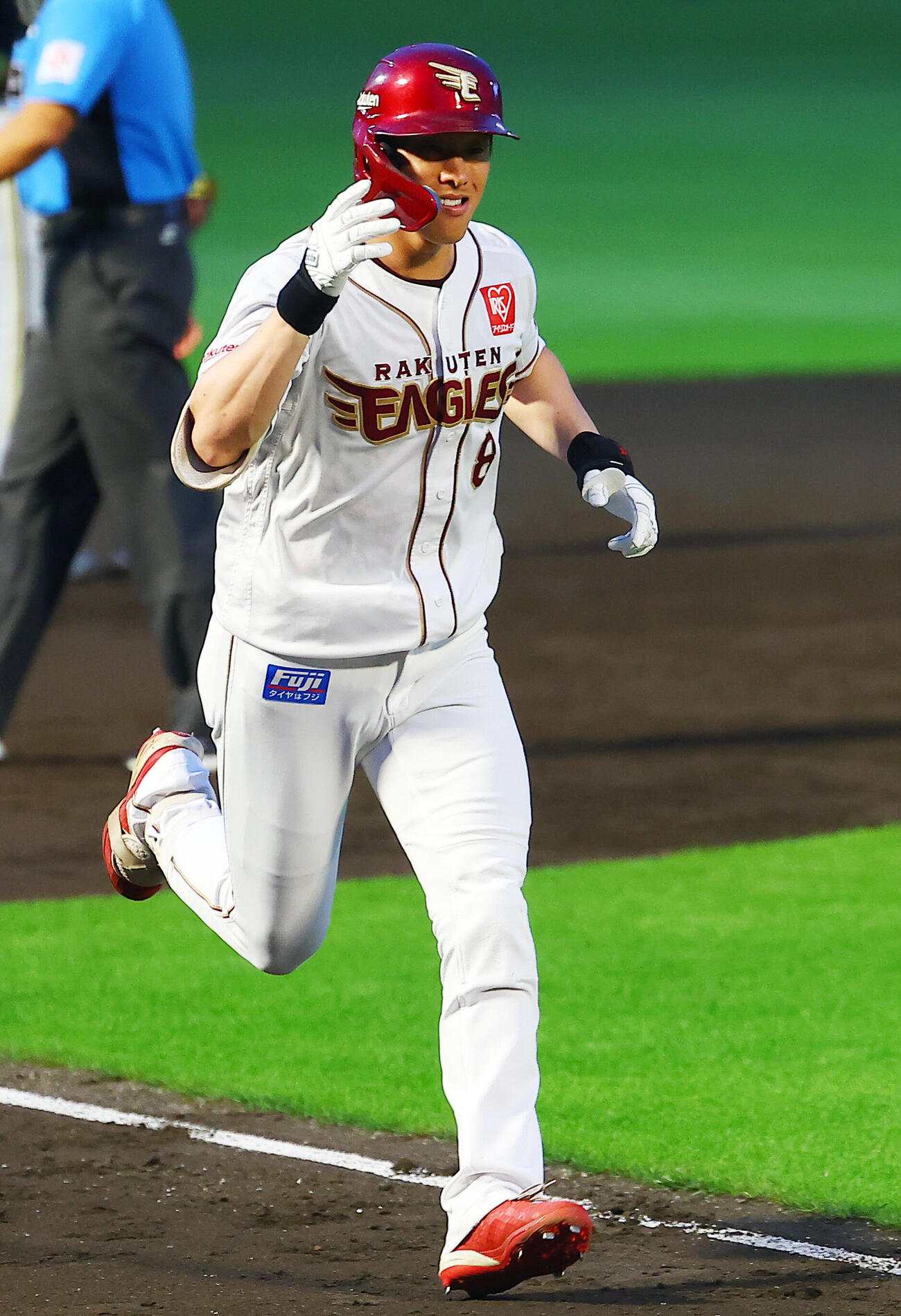 楽天対オリックス　3回裏楽天2死、本塁打を放ち本塁に向かう辰己涼介（撮影・野上伸悟）