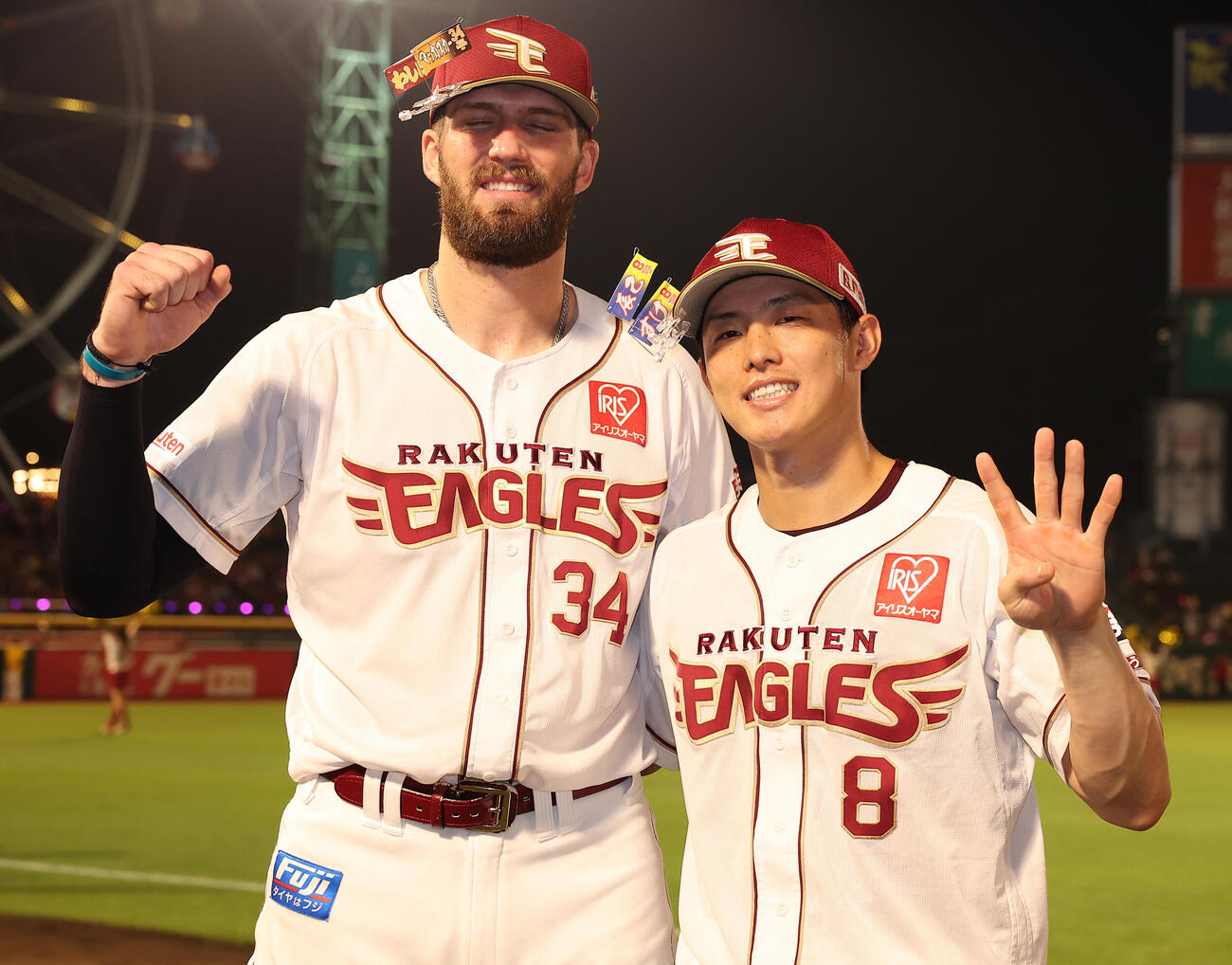 楽天対オリックス　決勝打の楽天カーソン・マッカスカー（左）と4安打の辰己涼介は、笑顔で勝利を喜ぶ（撮影・野上伸悟）