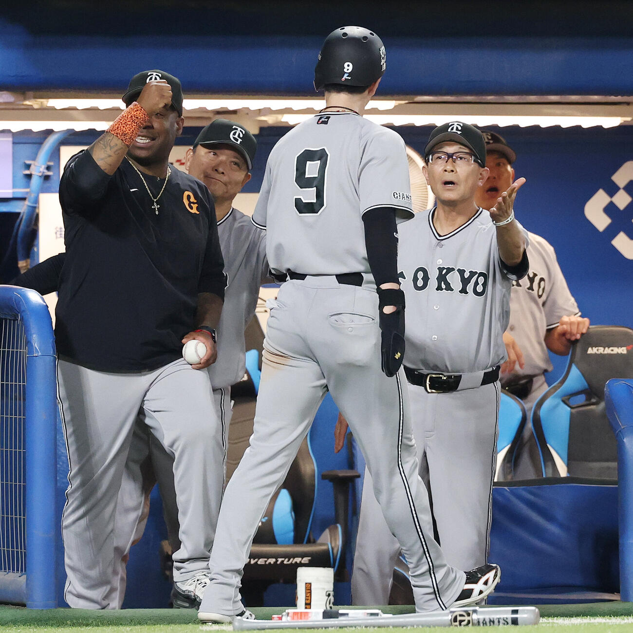 ヤクルト対巨人　7回表巨人2死一塁、泉口友汰の適時二塁打で生還した松本剛（中央）を迎える橋上秀樹監督代行（同左）ら（撮影・宮地輝）