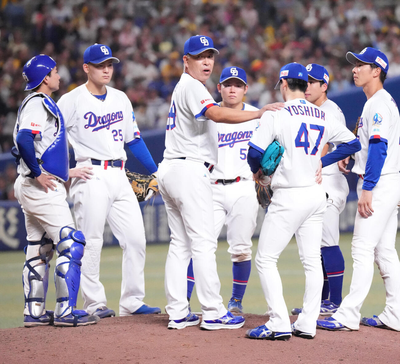 8回表阪神無死満塁、井上一樹監督は投手交代を告げ吉田聖弥に声をかける（撮影・森本幸一）