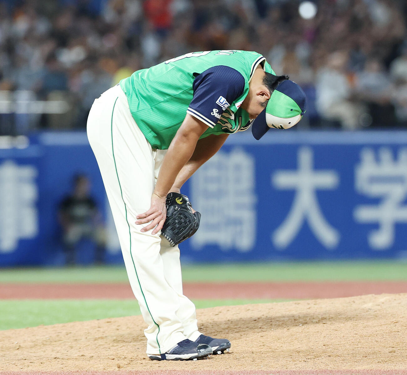 ヤクルト対巨人　6回表巨人1死一塁、ボビー・ダルベックに2点本塁打を浴び膝に手をつく奥川恭伸（撮影・宮地輝）