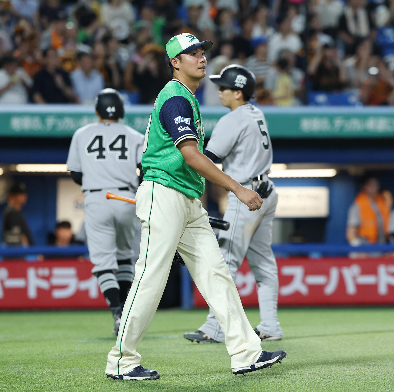ヤクルト対巨人　6回表巨人2死二塁、笹原操希に適時打を浴びた奥川恭伸（撮影・宮地輝）