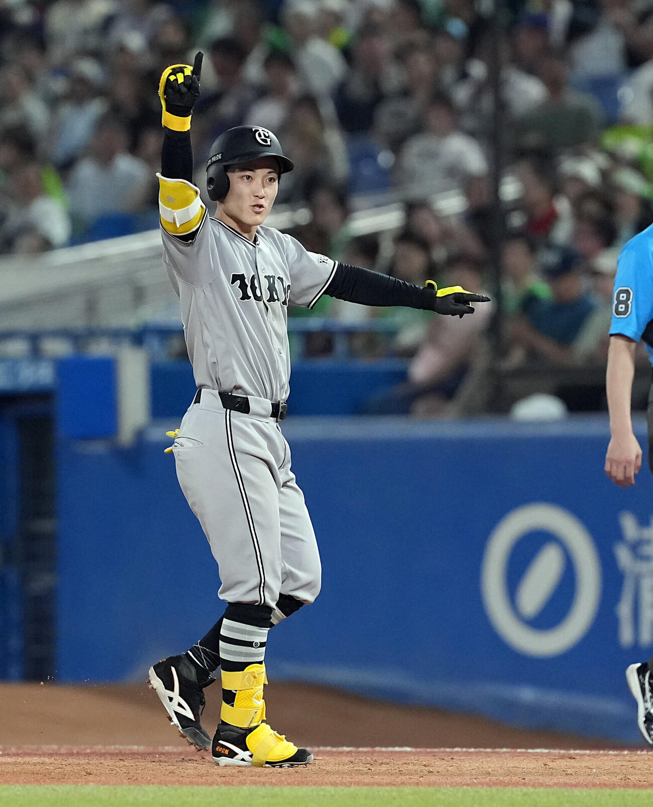 ヤクルト対巨人　5回表巨人2死二塁、左前に適時打を放ちポーズを決める浦田俊輔（撮影・たえ見朱実）