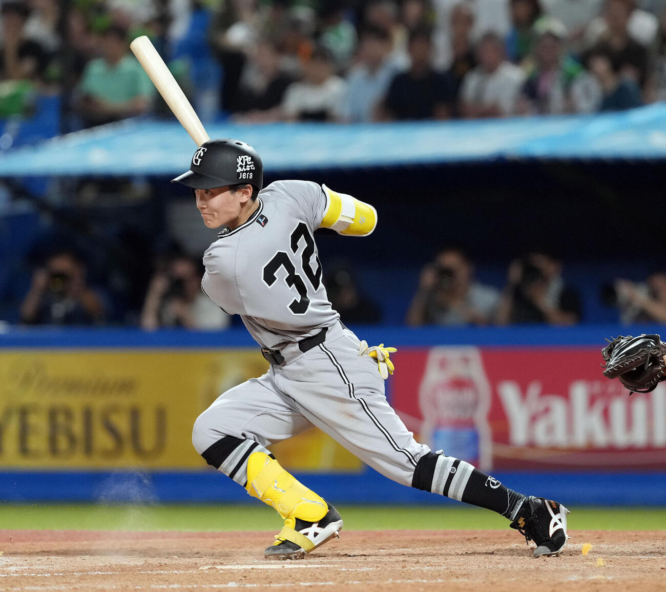 ヤクルト対巨人　5回表巨人2死二塁、左前に適時打を放つ浦田俊輔（撮影・たえ見朱実）