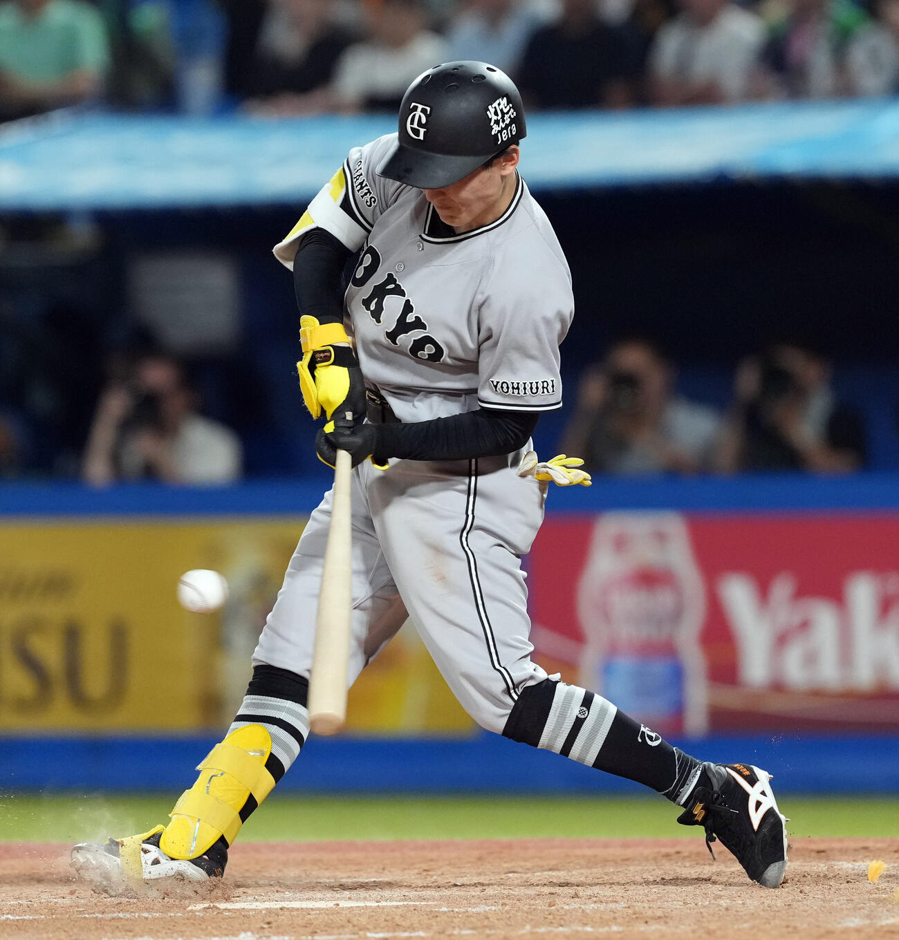 ヤクルト対巨人　5回表巨人2死二塁、左前に適時打を放つ浦田俊輔（撮影・たえ見朱実）