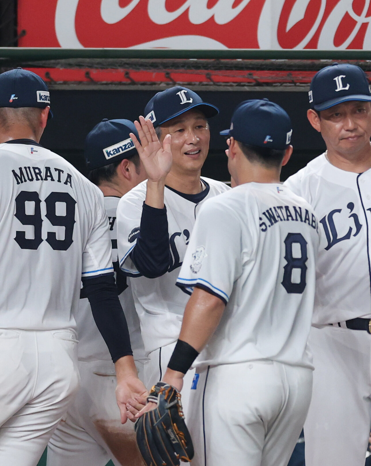 西武対ロッテ　勝利しナインとタッチを交わす西武西口文也監督（撮影・増田悦実）