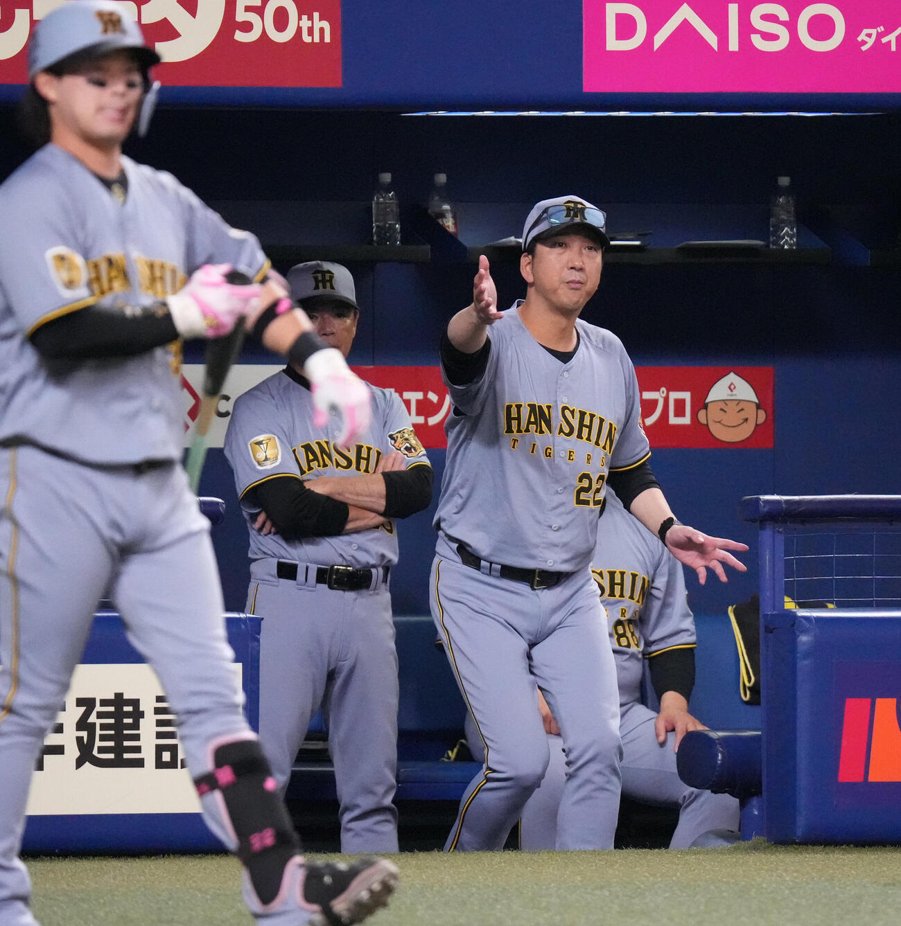 中日対阪神　7回表阪神2死、藤川球児監督（右）は代打浜田太貴を告げる（撮影・森本幸一）