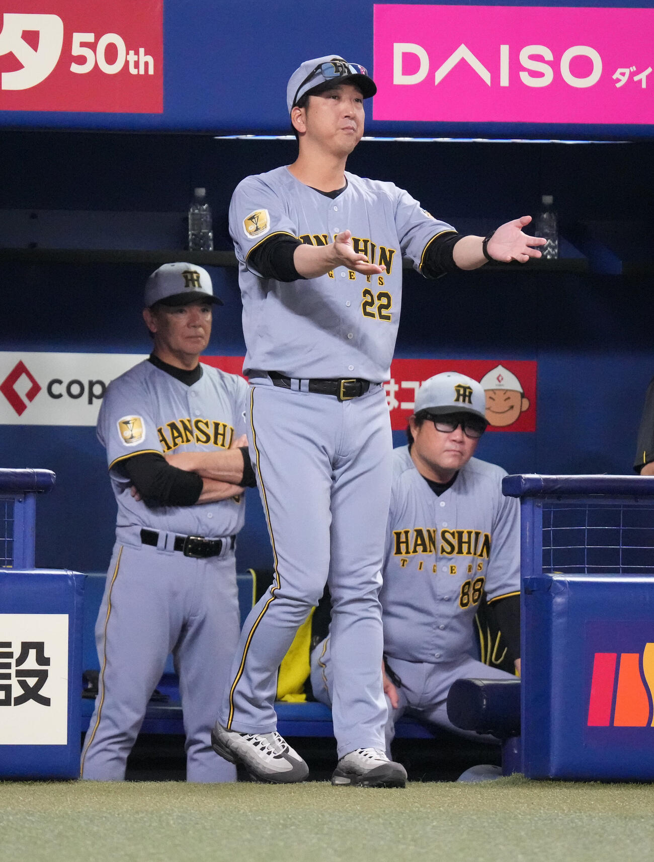 中日対阪神　5回表阪神2死、藤川球児監督（中央）は森下翔太の一塁アウトの判定にリクエストをする（撮影・森本幸一）