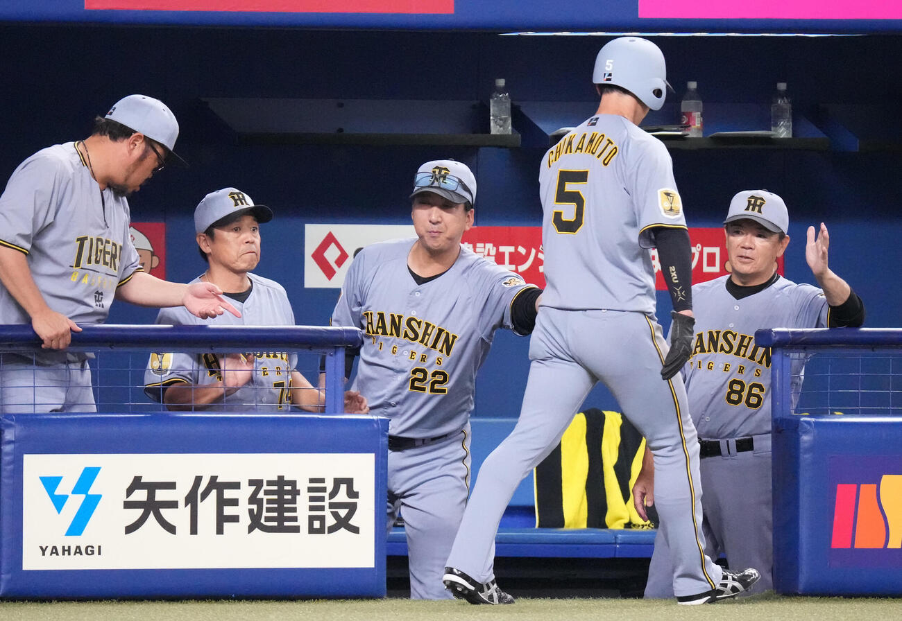 中日対阪神　3回表阪神1死三塁、藤川球児監督（中央）は中西聖輝の暴投で生還した近本光司を迎える（撮影・森本幸一）