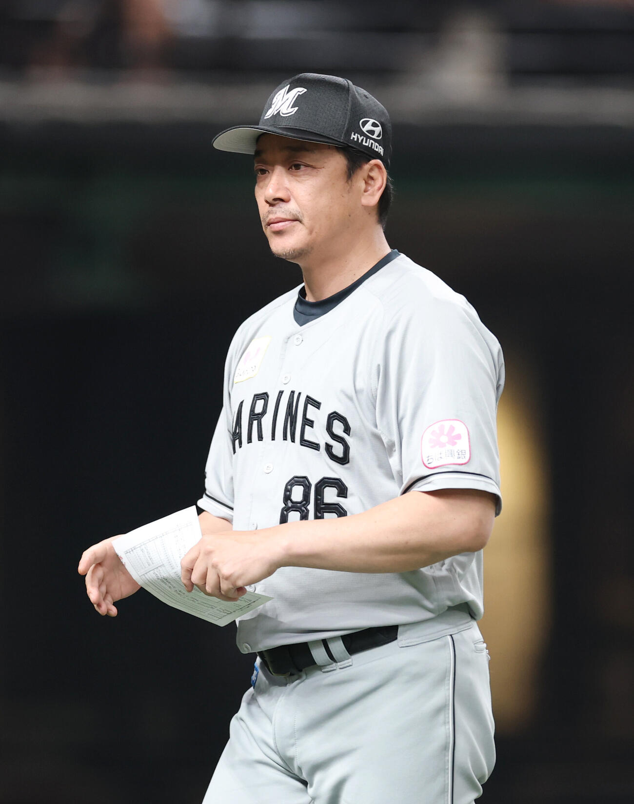 西武対ロッテ　メンバー表交換を行うロッテ・サブロー監督（撮影・増田悦実）