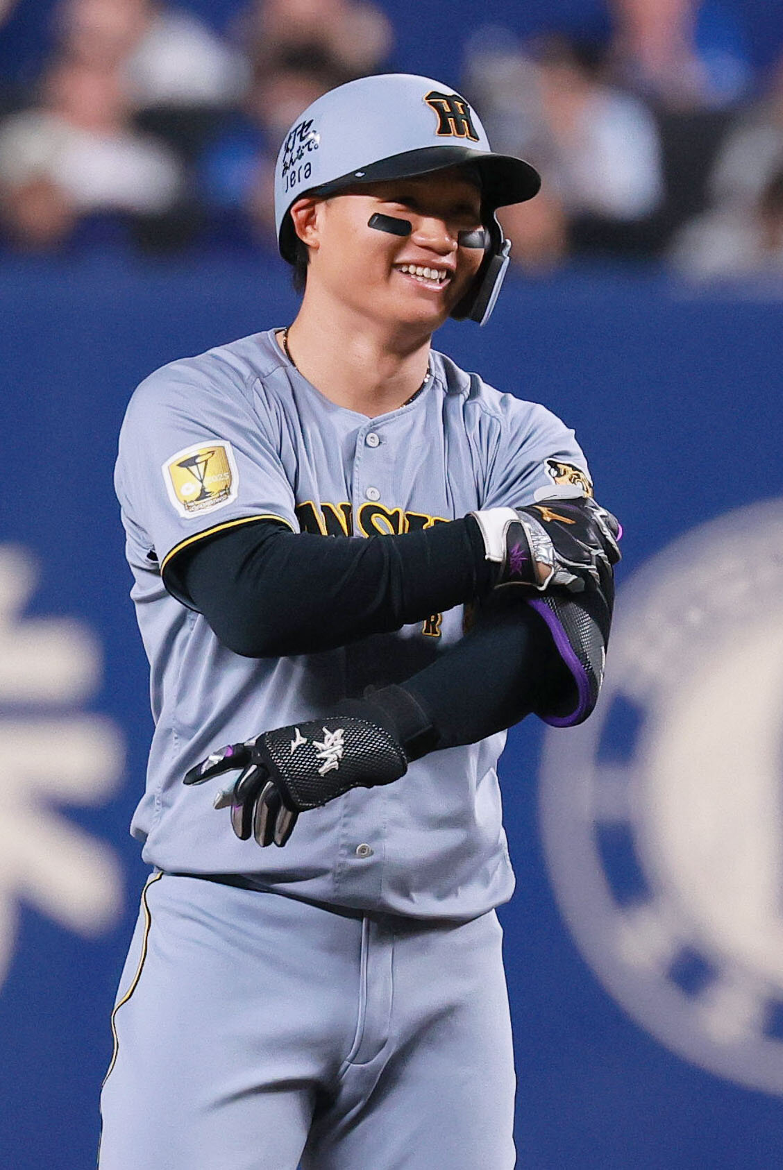 中日対阪神　1回表阪神無死一、三塁、森下翔太は適時二塁打を放ち二塁で笑顔を見せる（撮影・上山淳一）